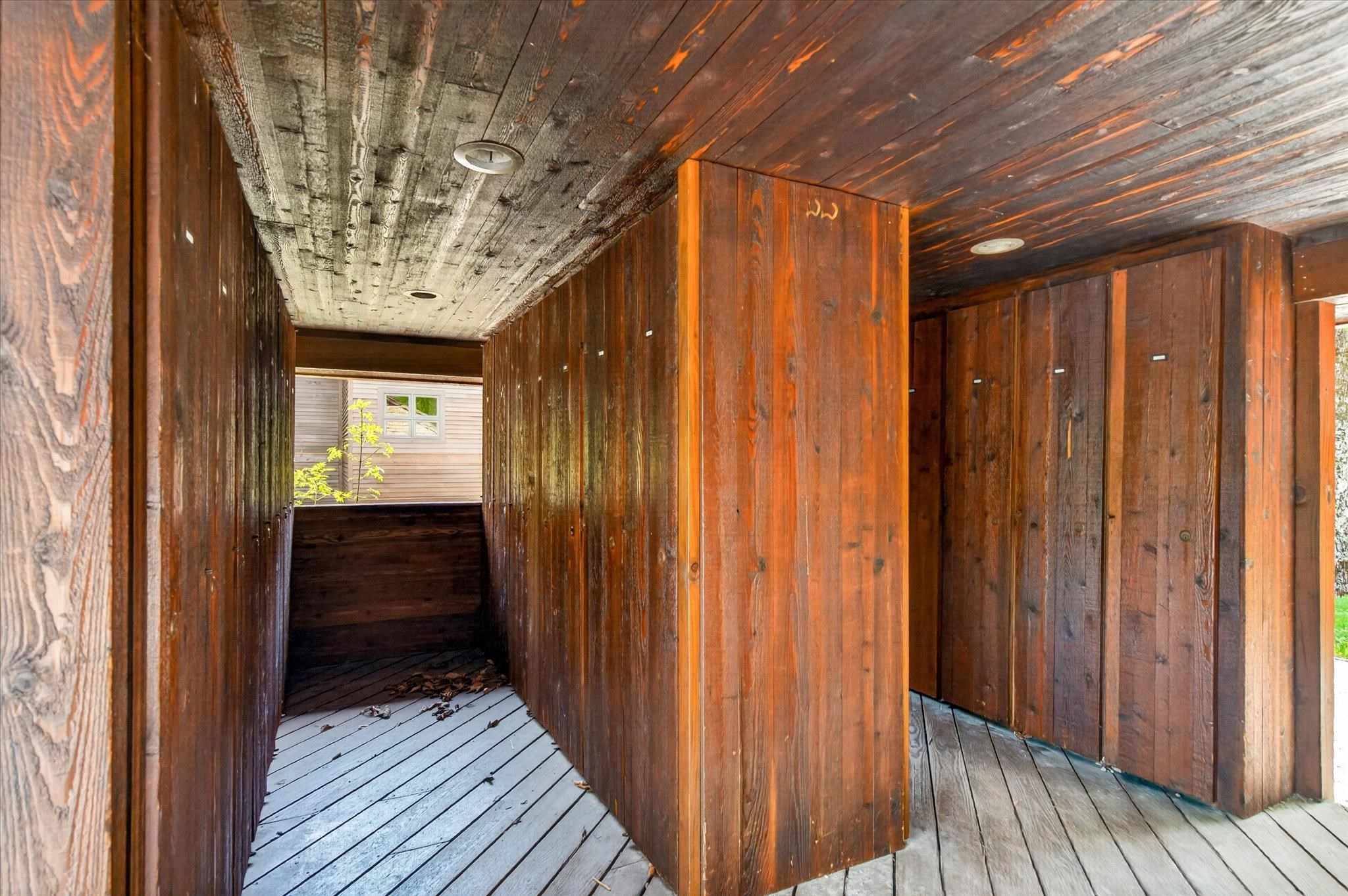 Ski locker