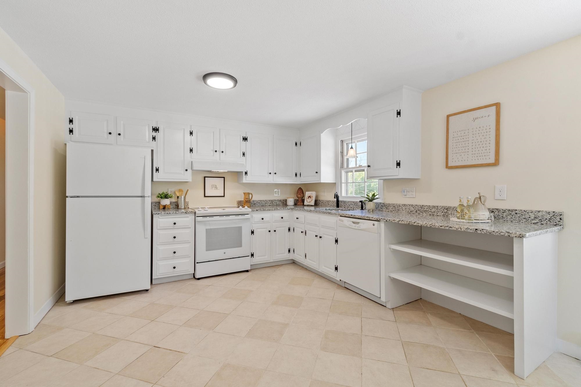 92 Bridge St, Salem, NH 03079