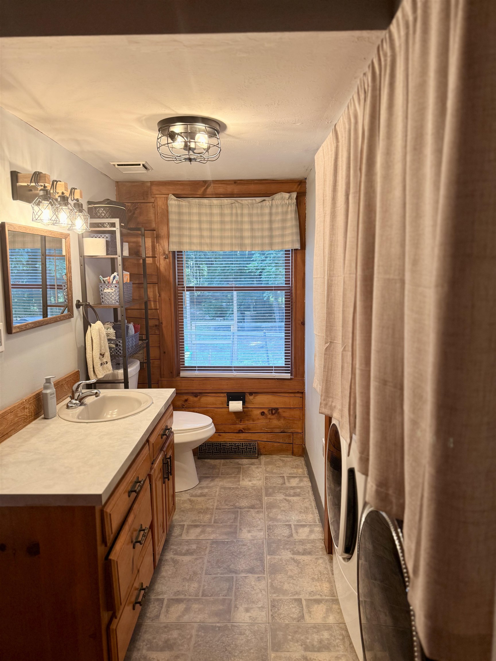 83 Main St, Sandown, NH 03873