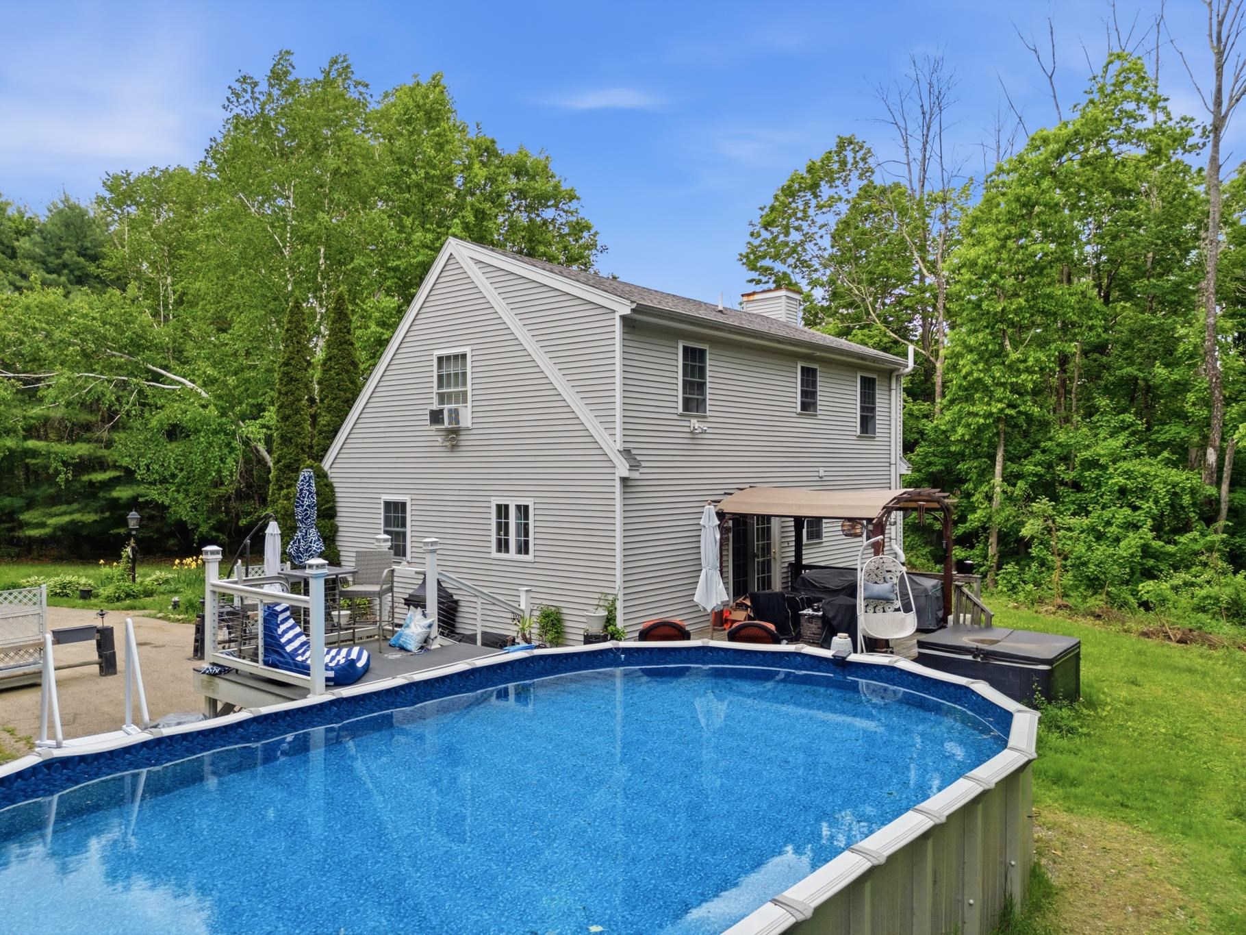 4 Norris Farm Rd, Raymond, NH 03077