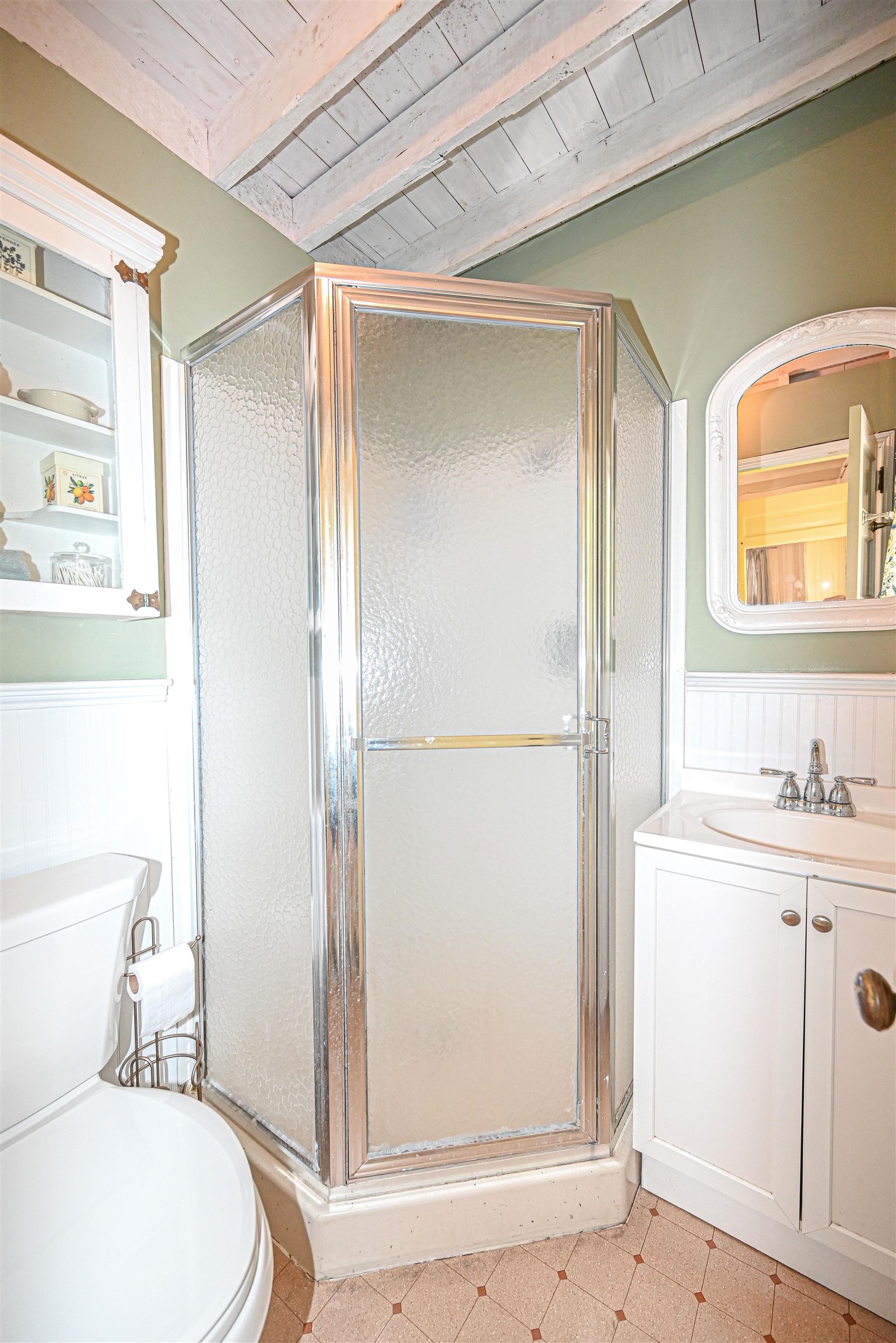Neat, Clean 3/4 Bath 25491808