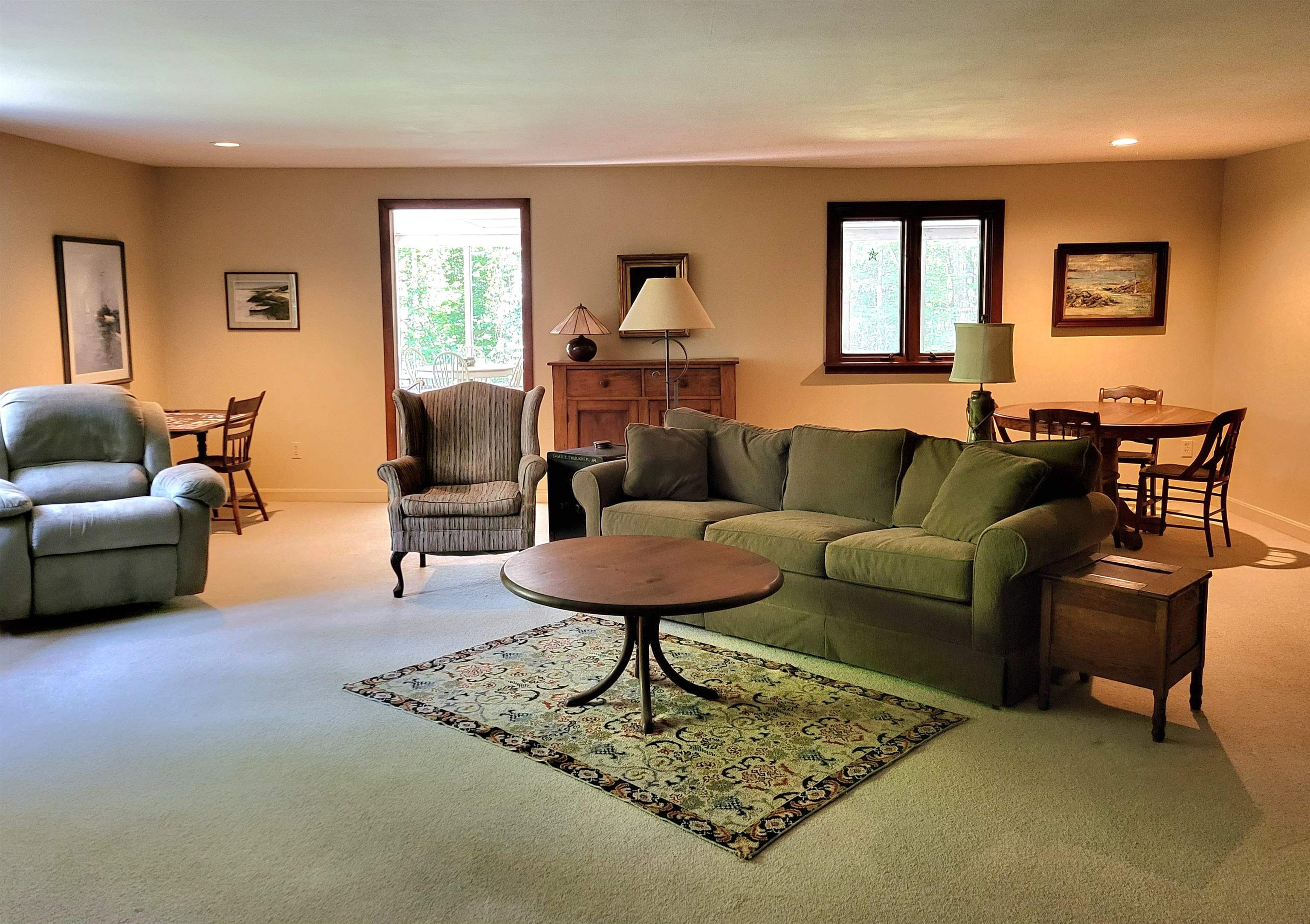 Family living room 25863889