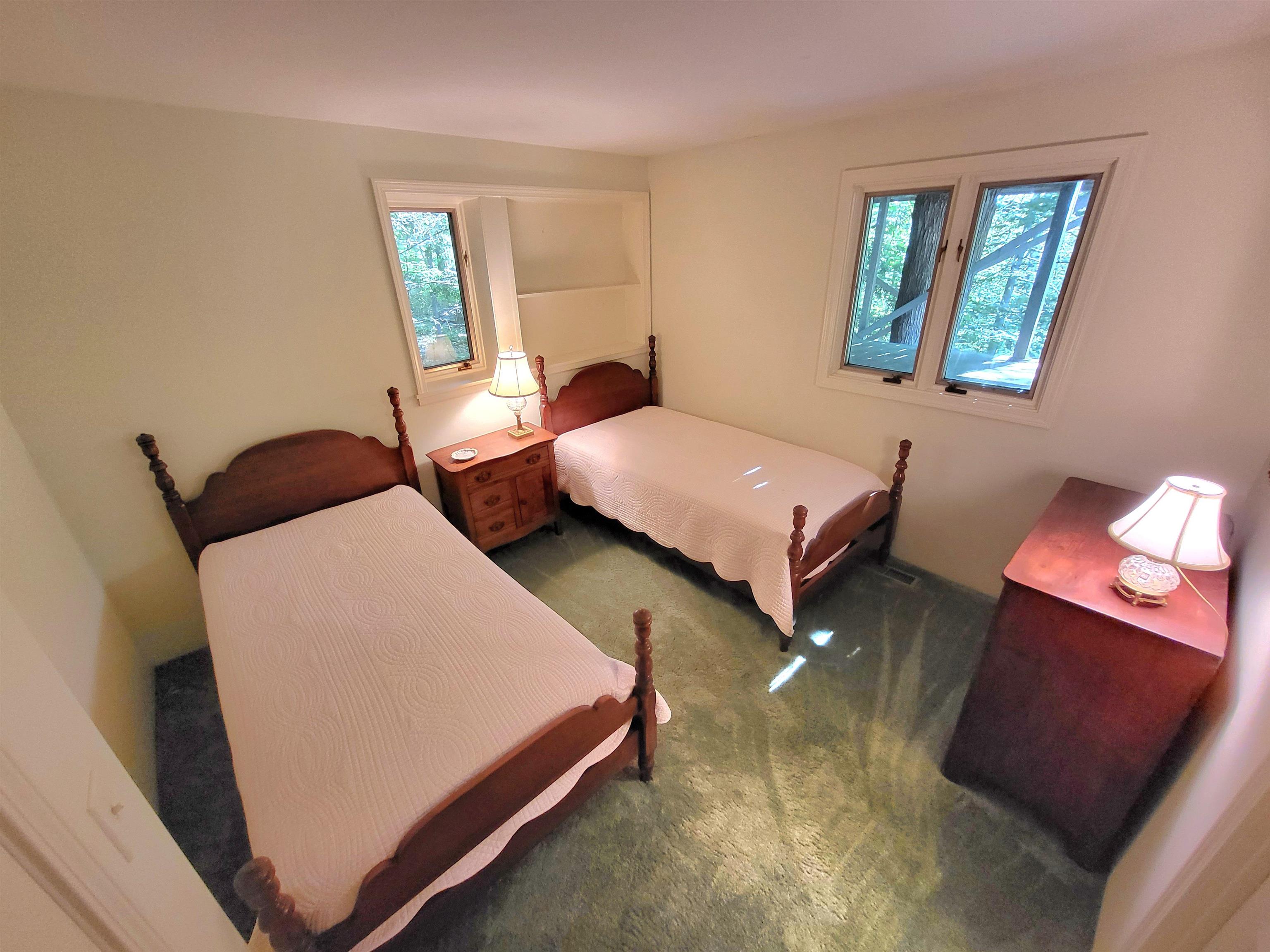 Basement bedroom 2/3 25479642
