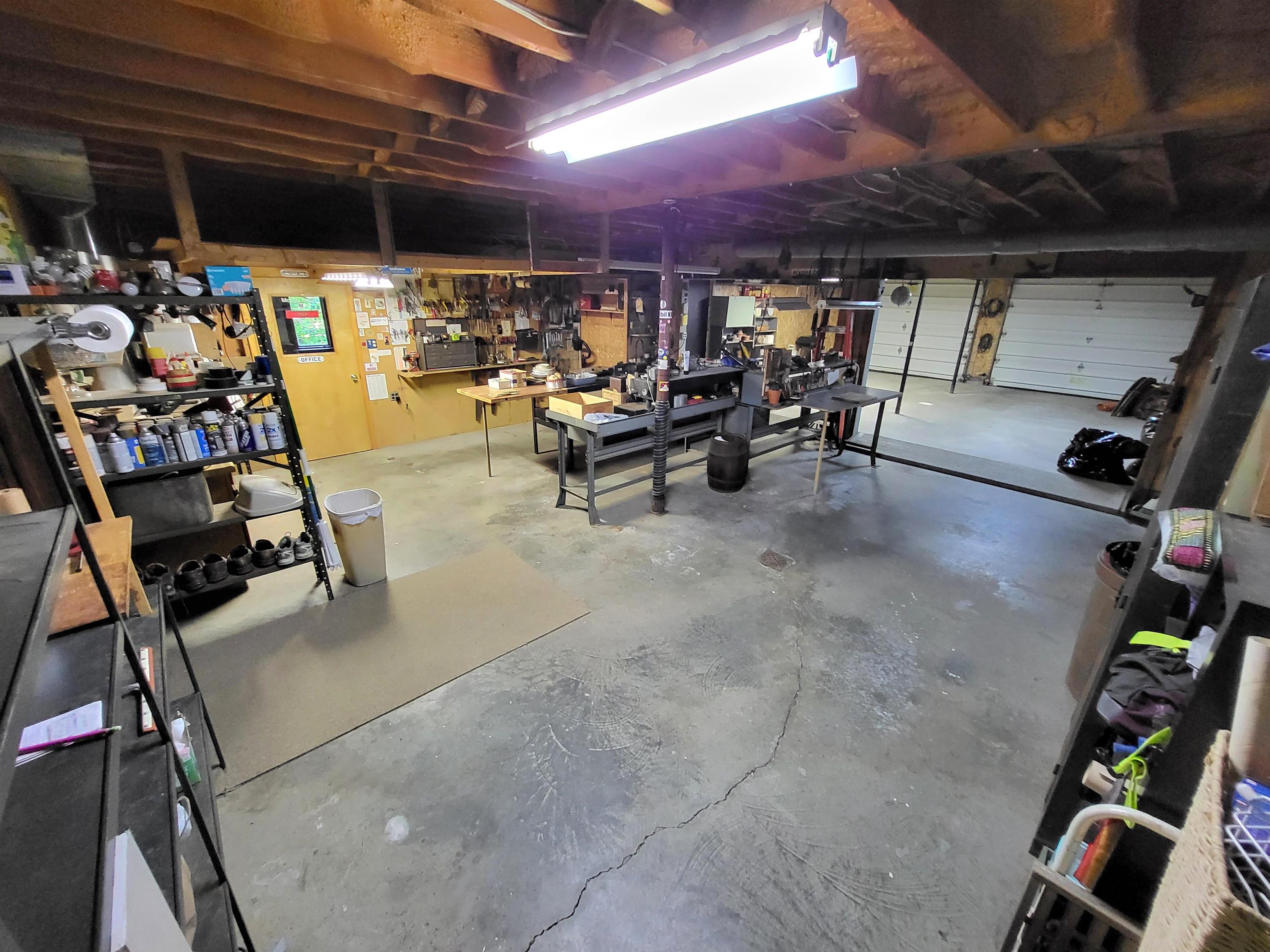 Garage Interior 25482293