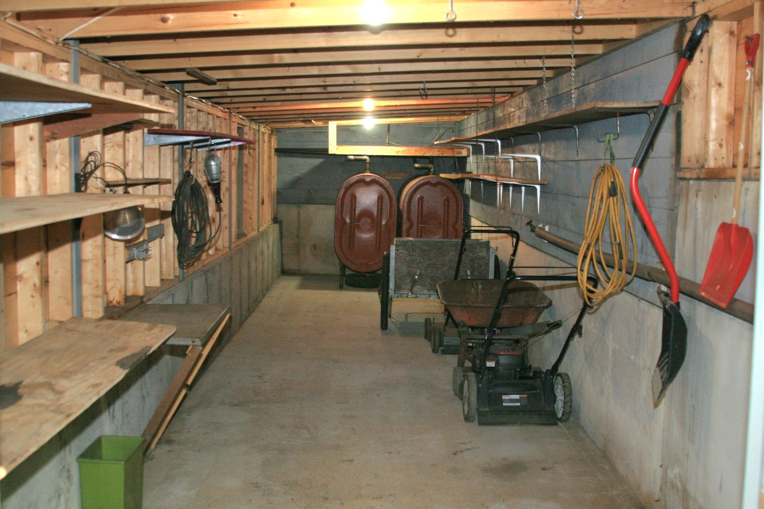Oil shed 25479643