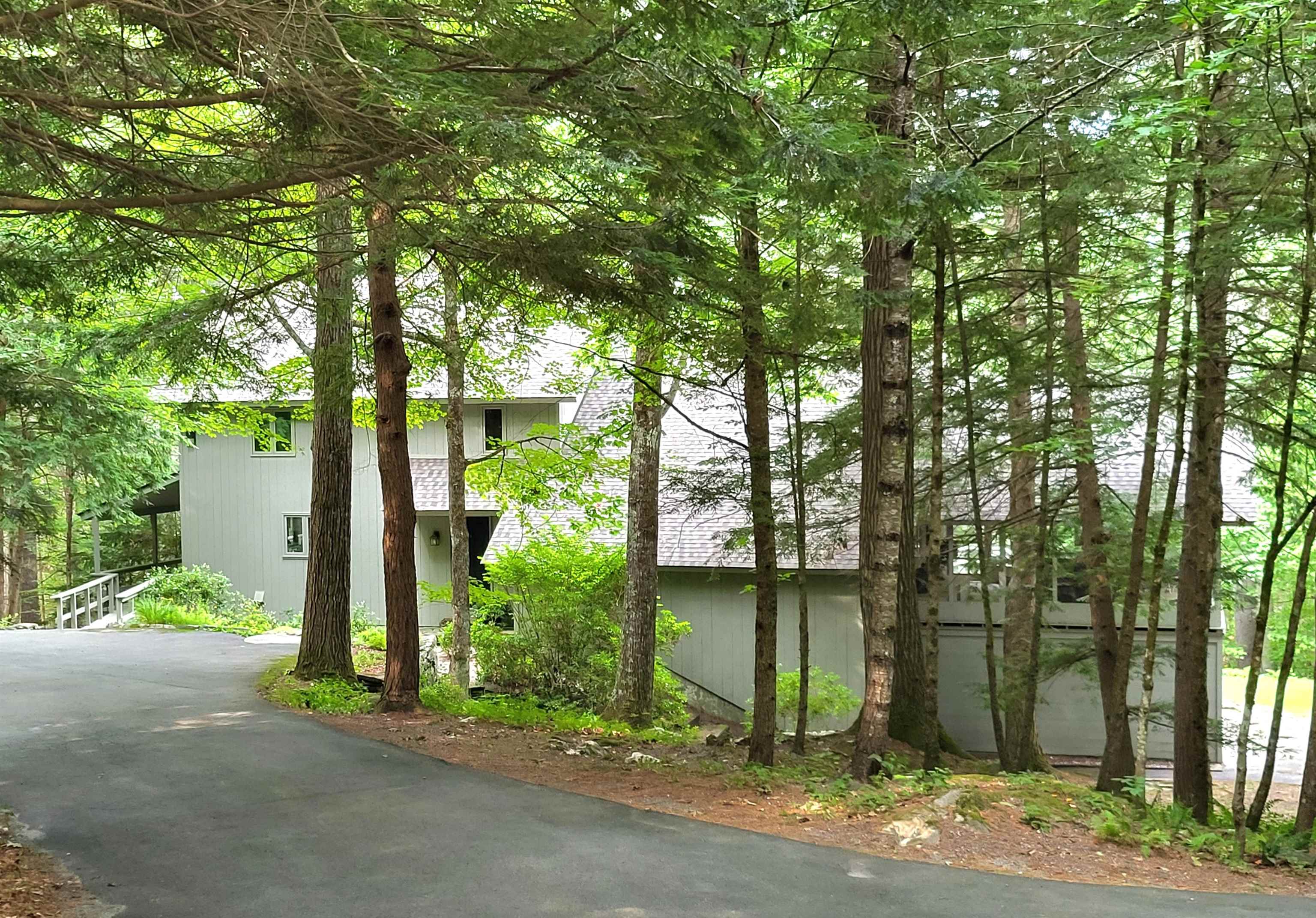 Upper driveway towards front of home 25873640