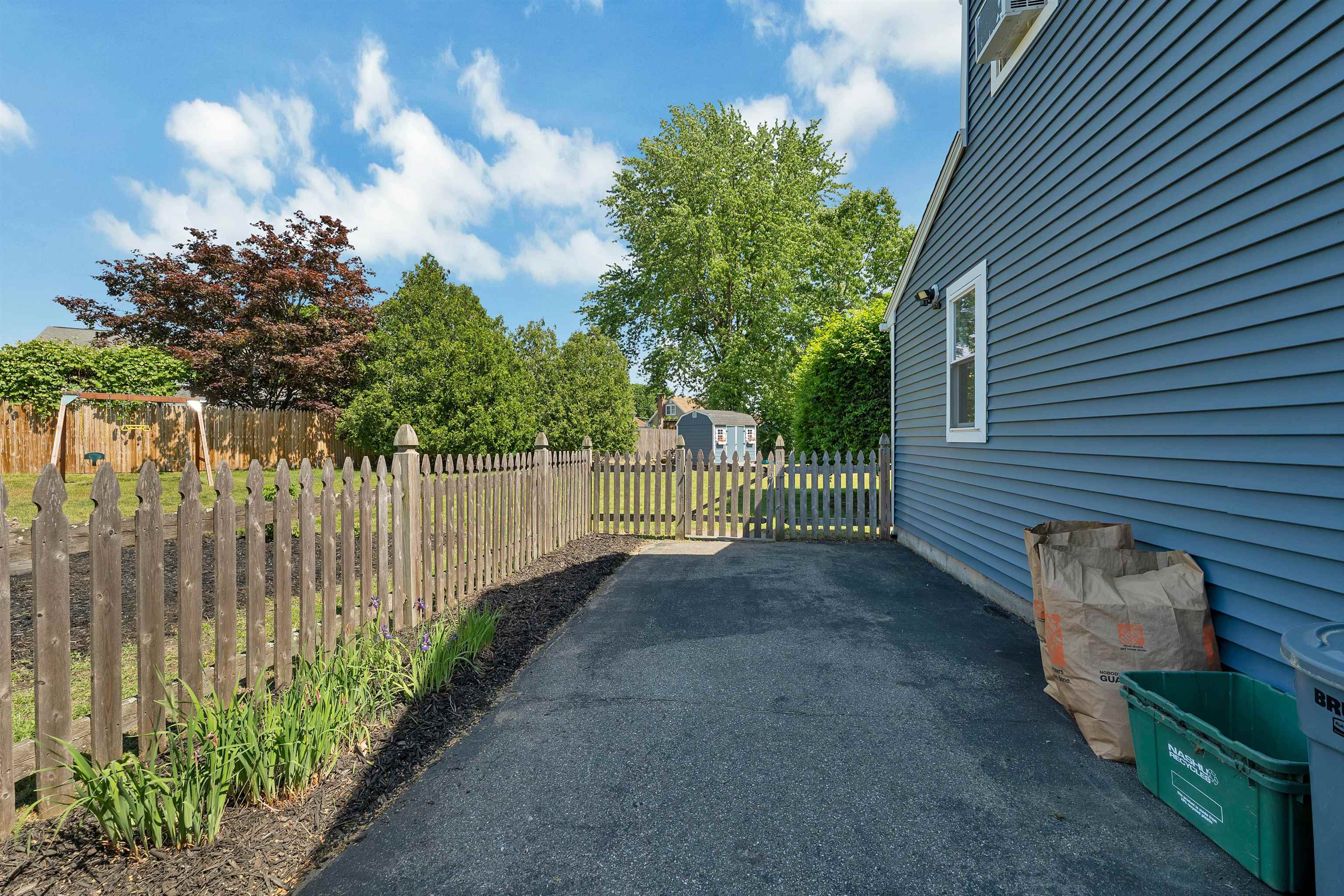 14 Juniper Ln, Nashua, NH 03063