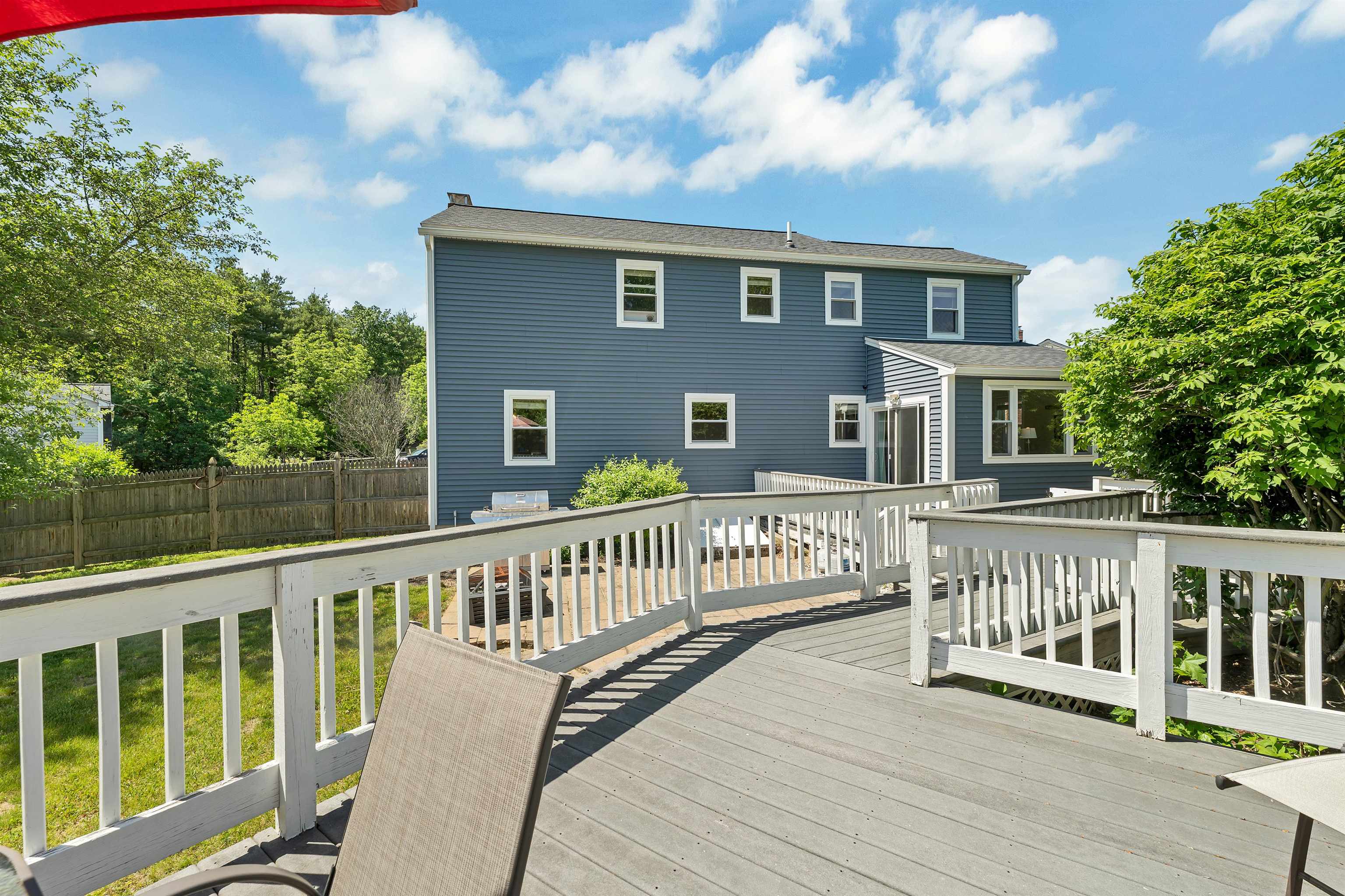 14 Juniper Ln, Nashua, NH 03063