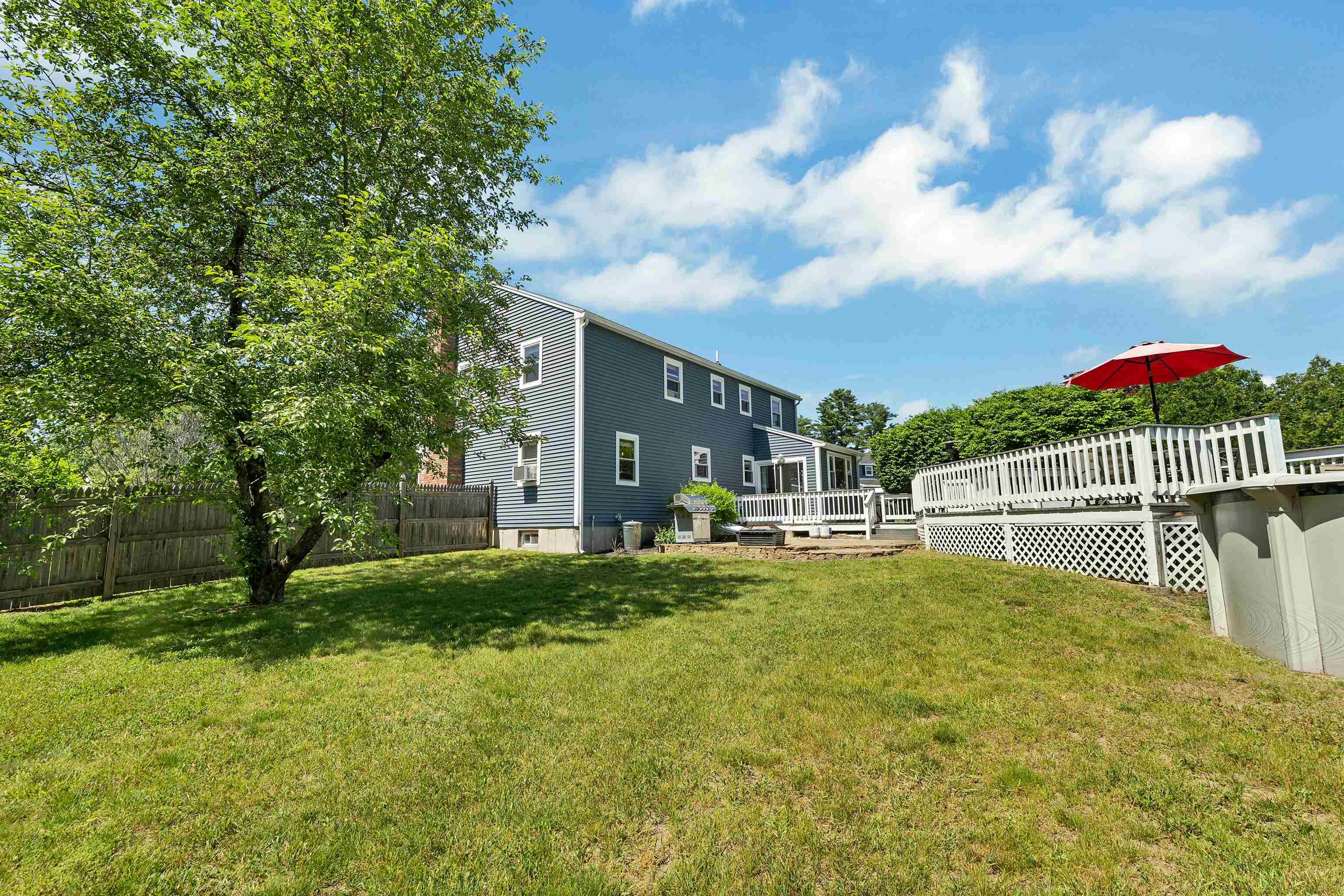 14 Juniper Ln, Nashua, NH 03063