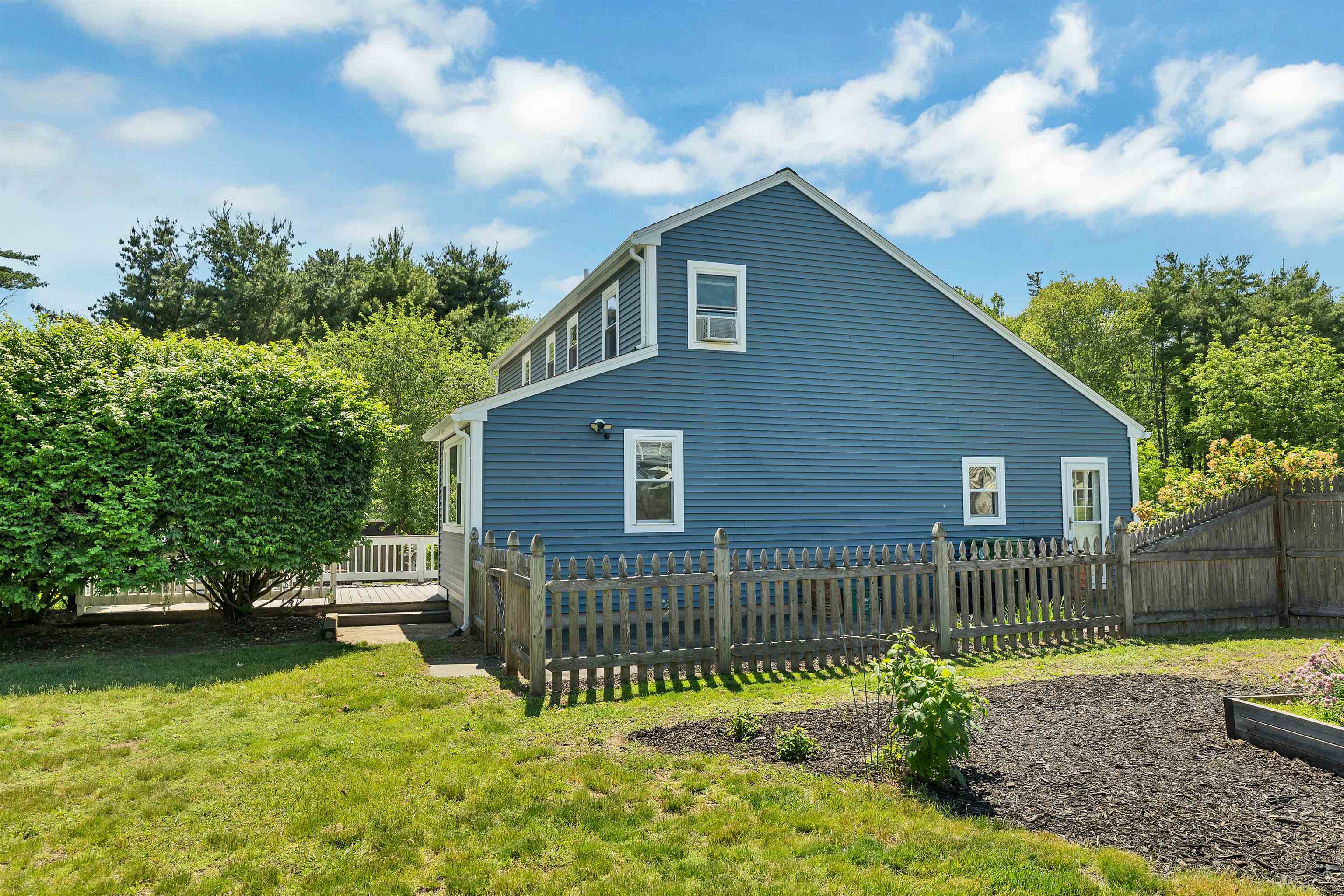 14 Juniper Ln, Nashua, NH 03063