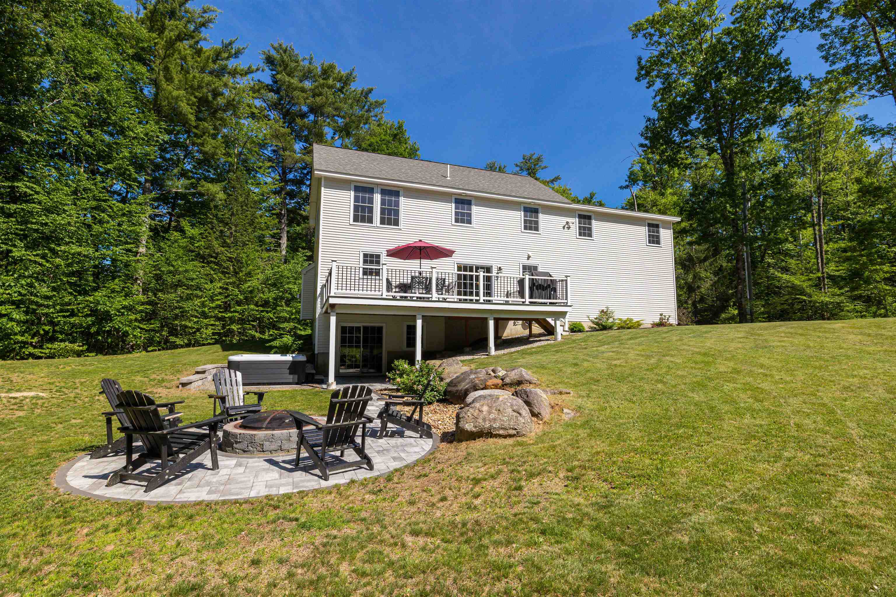 877 River Rd, Weare, NH 03281