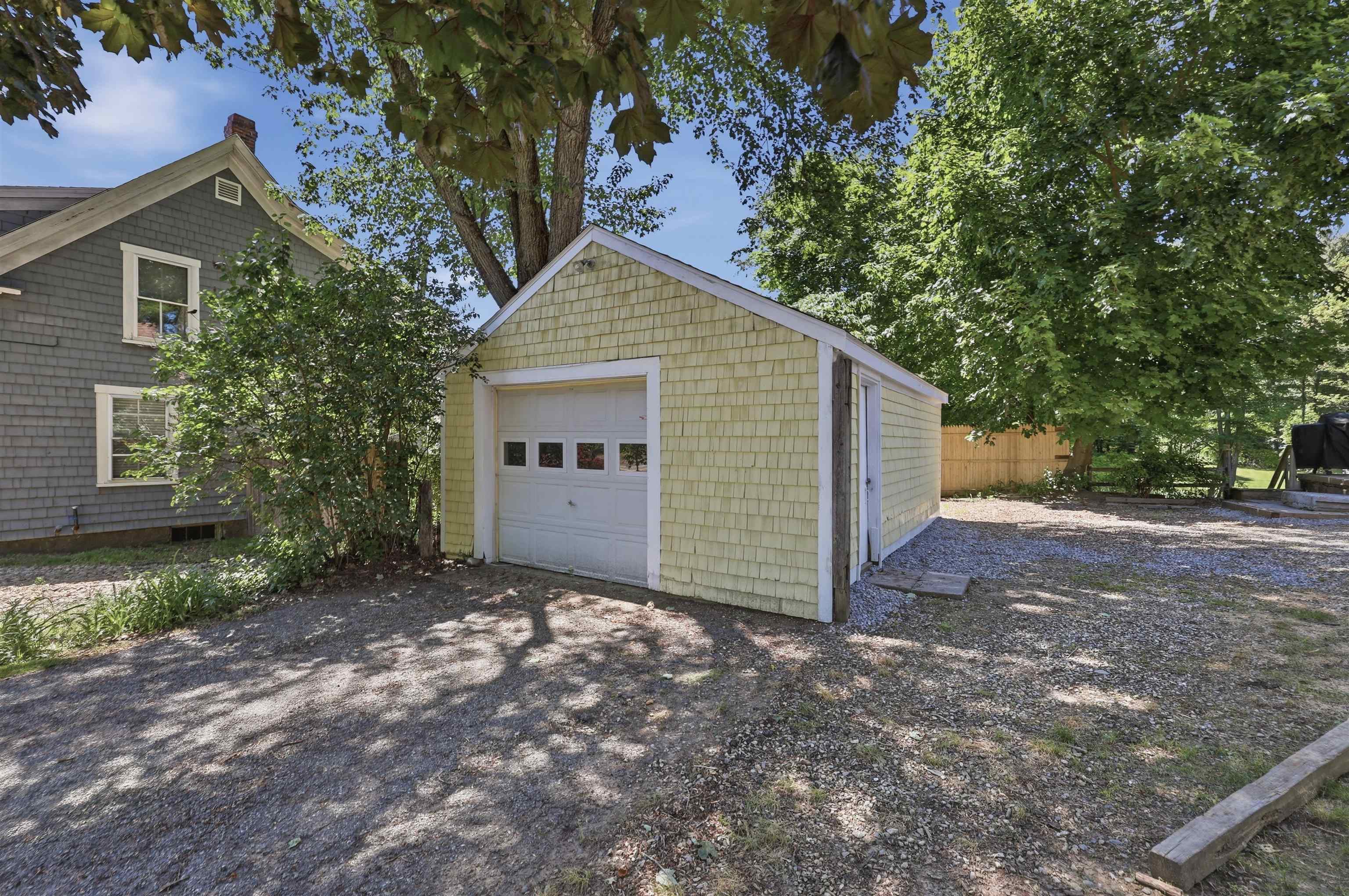 15 S Main St, Newton, NH 03858