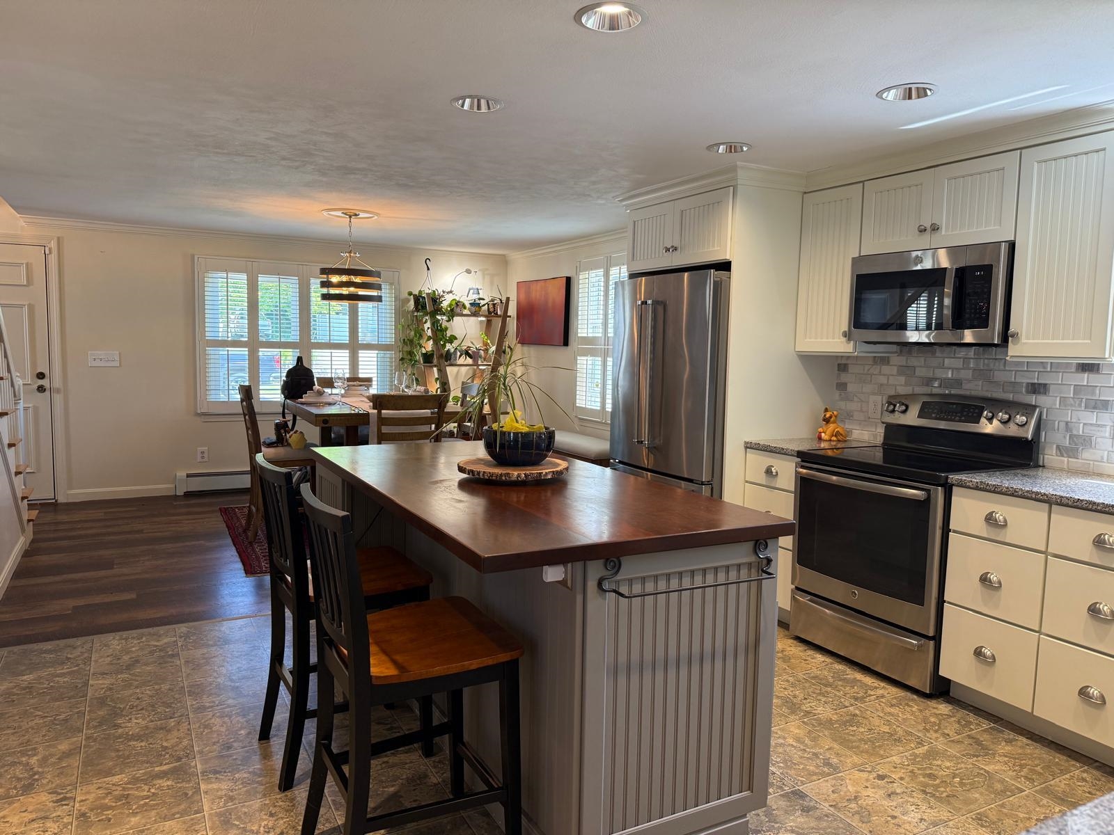 61 President Rd, Manchester, NH 03103