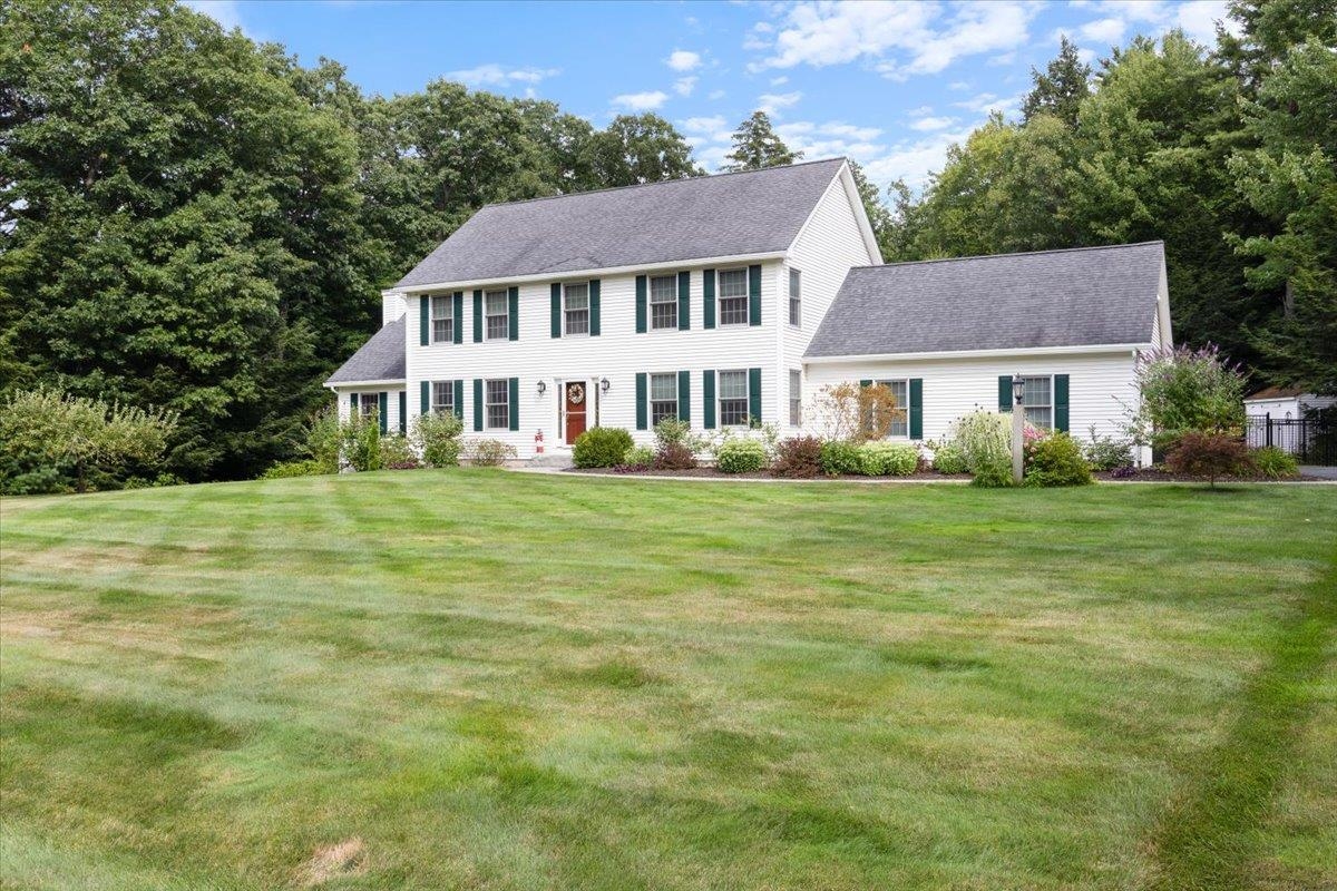 4 Dunnmoore Dr, Bow, NH 03304