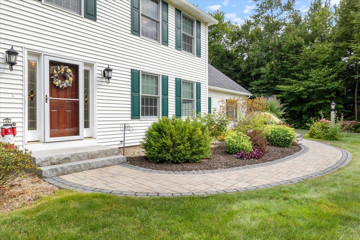 4 Dunnmoore Dr, Bow, NH 03304