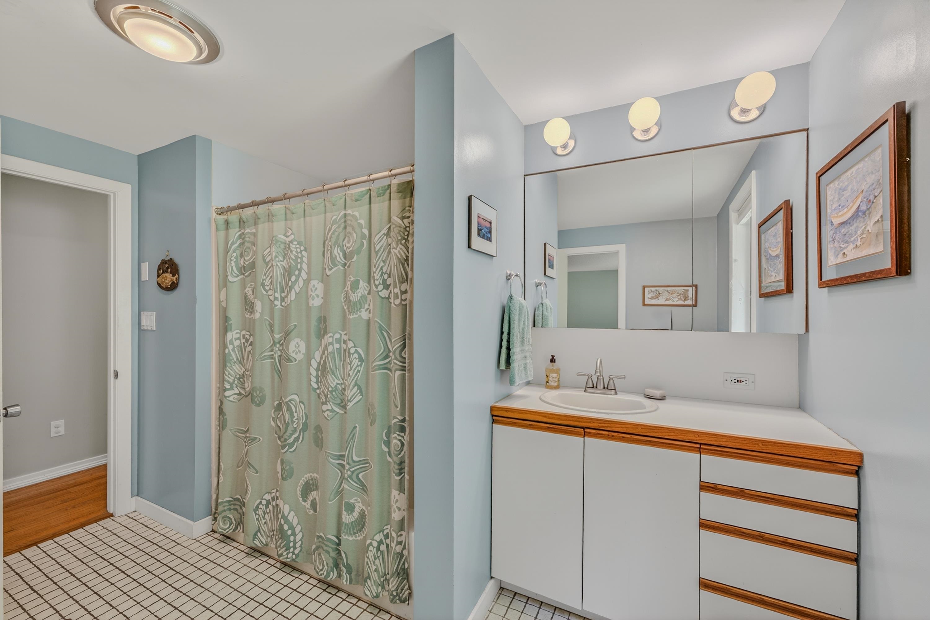 w/attached bath 25505361