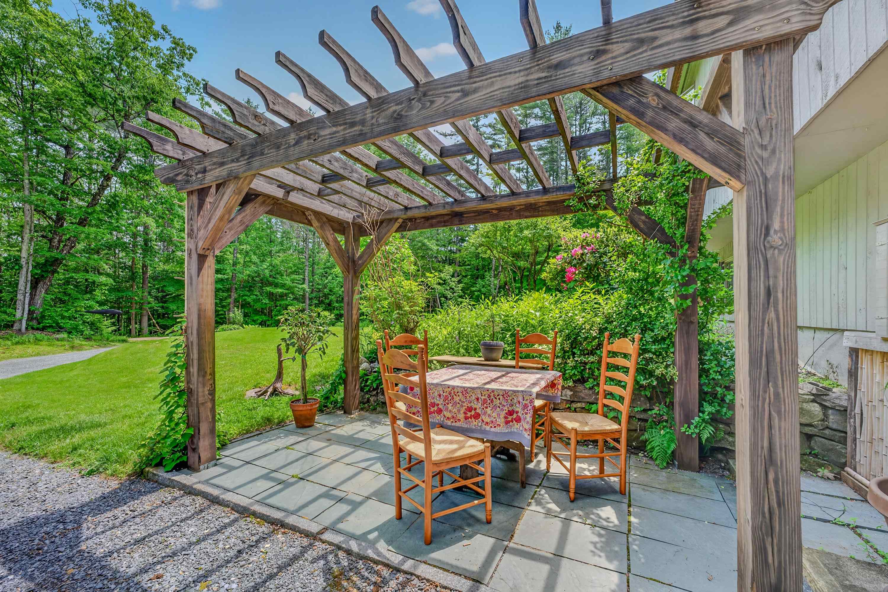 Cute dining area 25505420