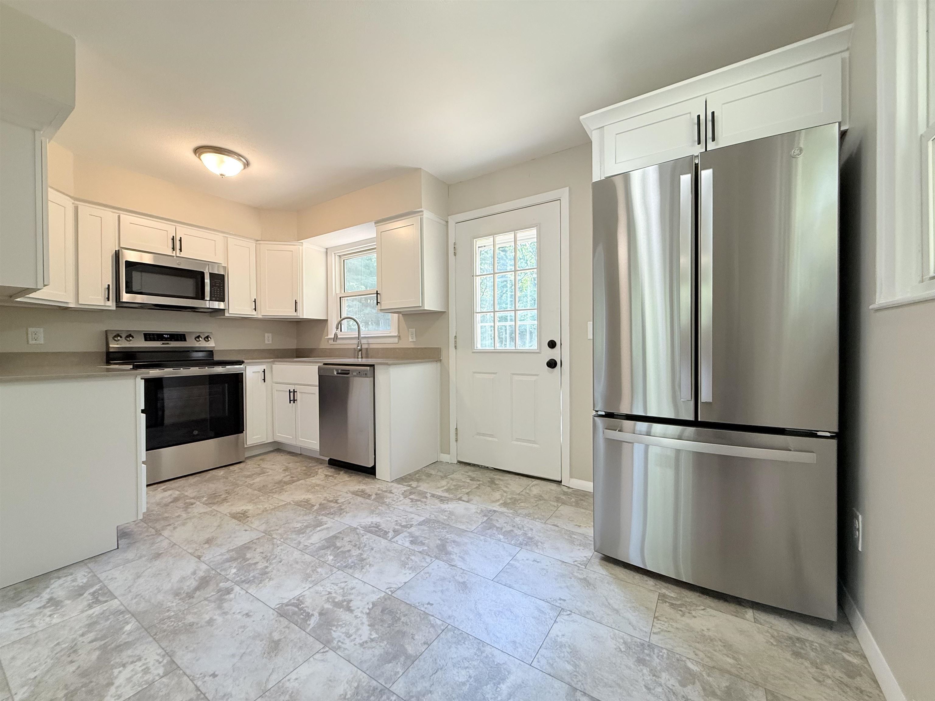 37 Bluff St, Salem, NH 03079