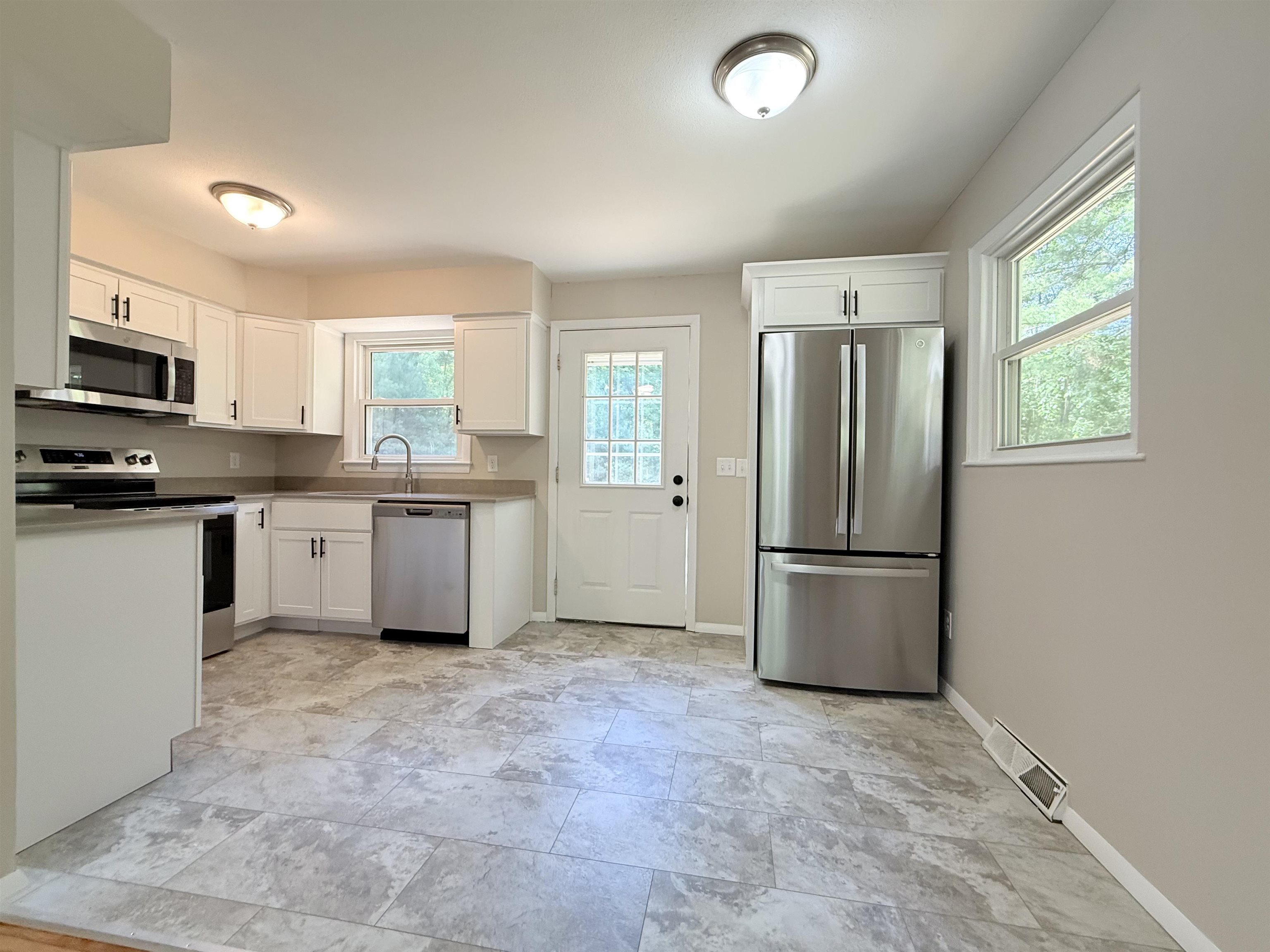 37 Bluff St, Salem, NH 03079