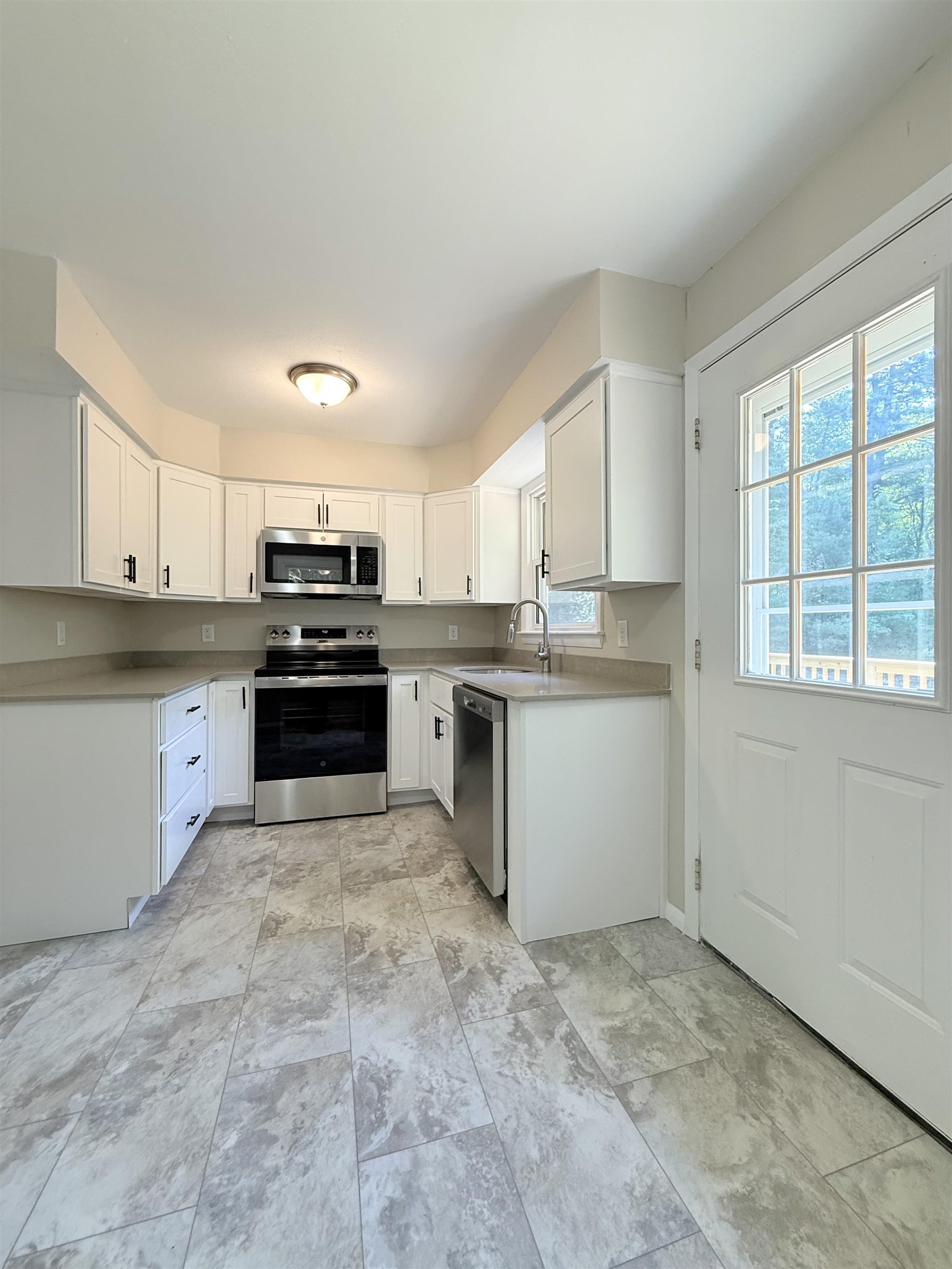 37 Bluff St, Salem, NH 03079