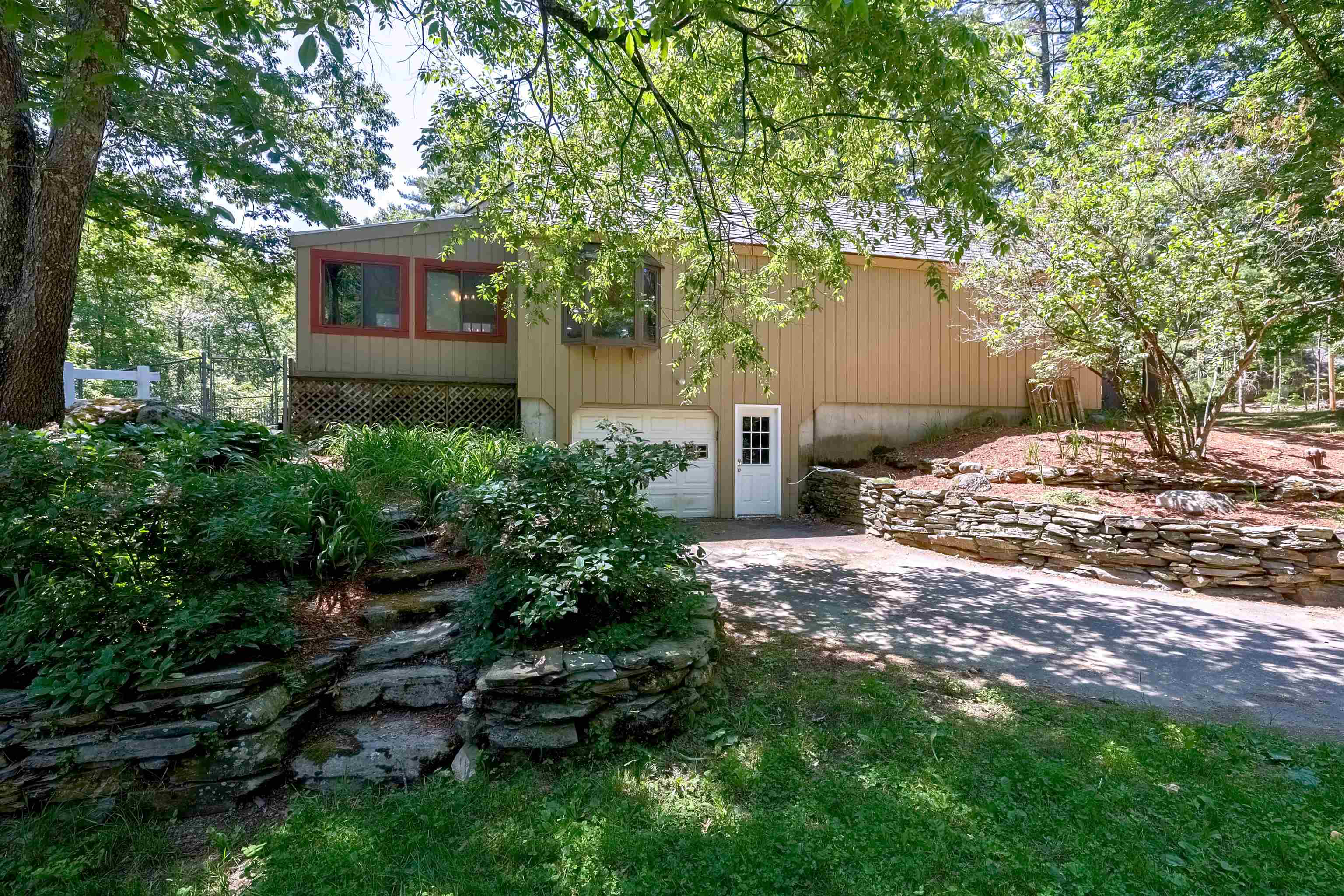 51 Baxter Rd, Hollis, NH 03049