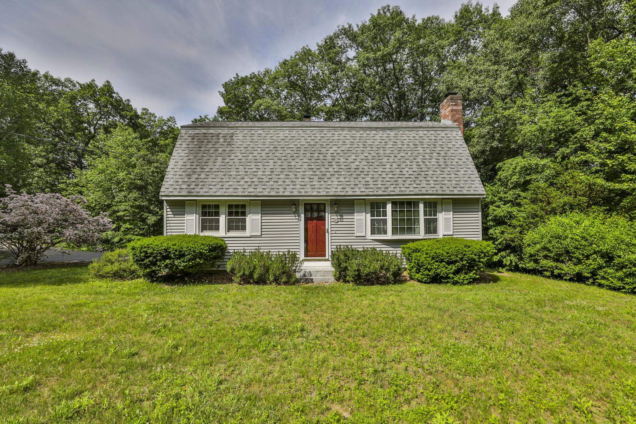 2 Hillside Dr, Hudson, NH 03051