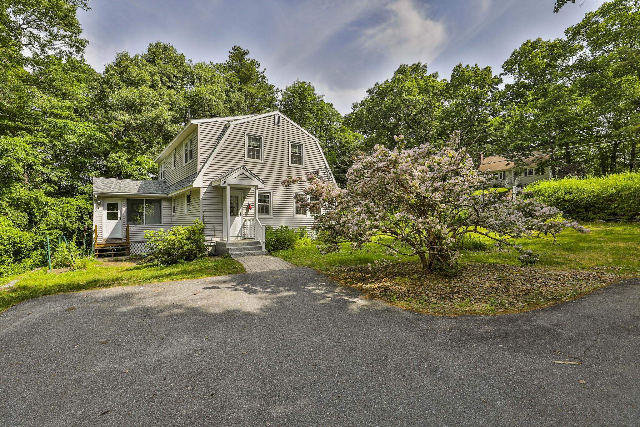 2 Hillside Dr, Hudson, NH 03051