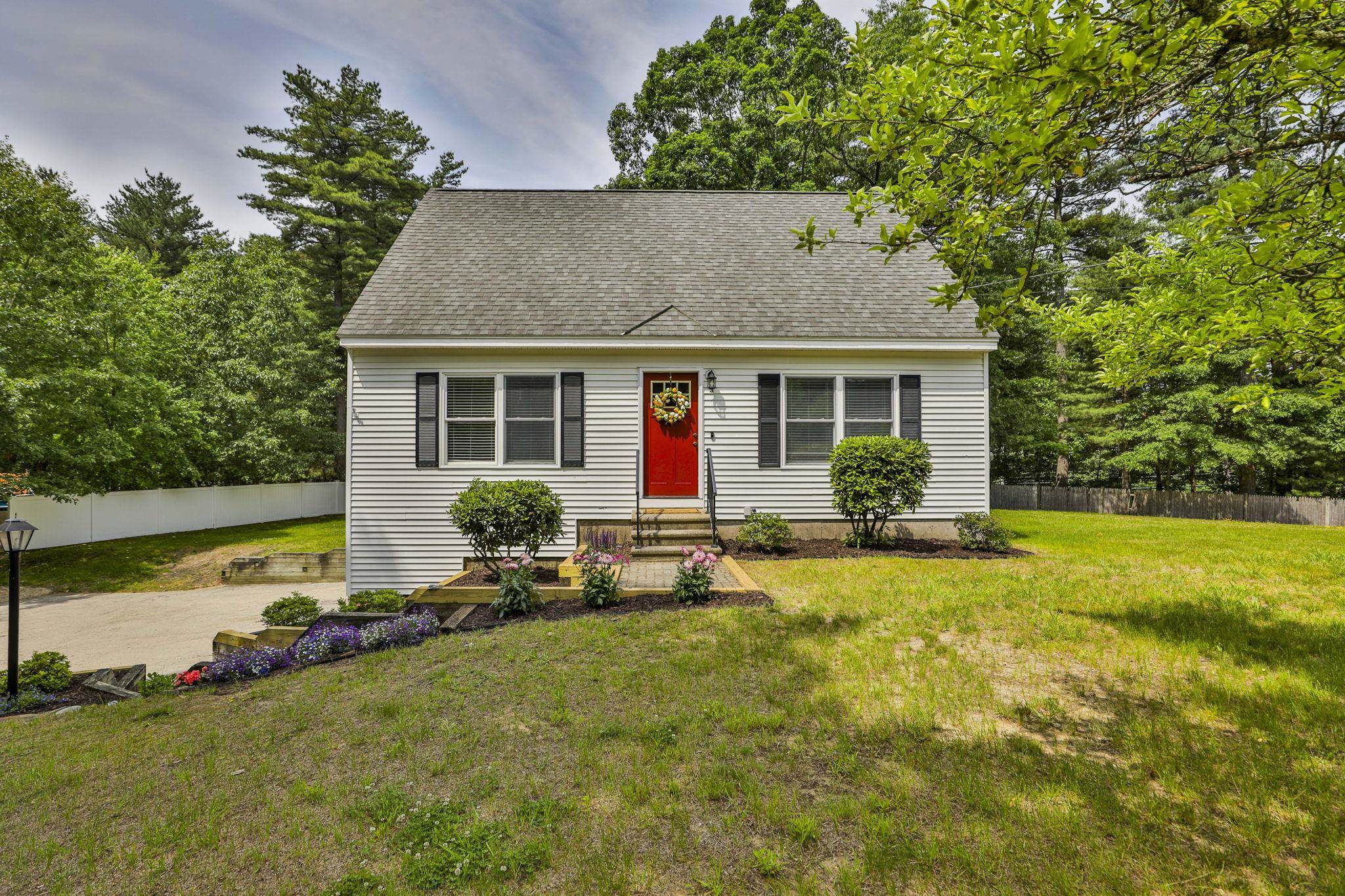 3 Evergreen Dr, Hudson, NH 03051