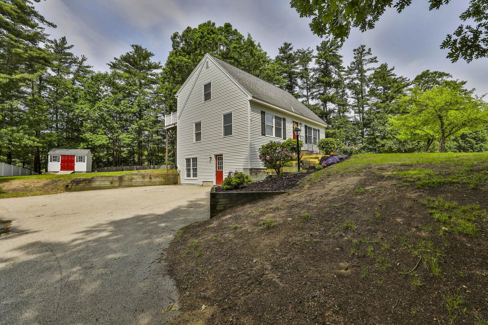 3 Evergreen Dr, Hudson, NH 03051