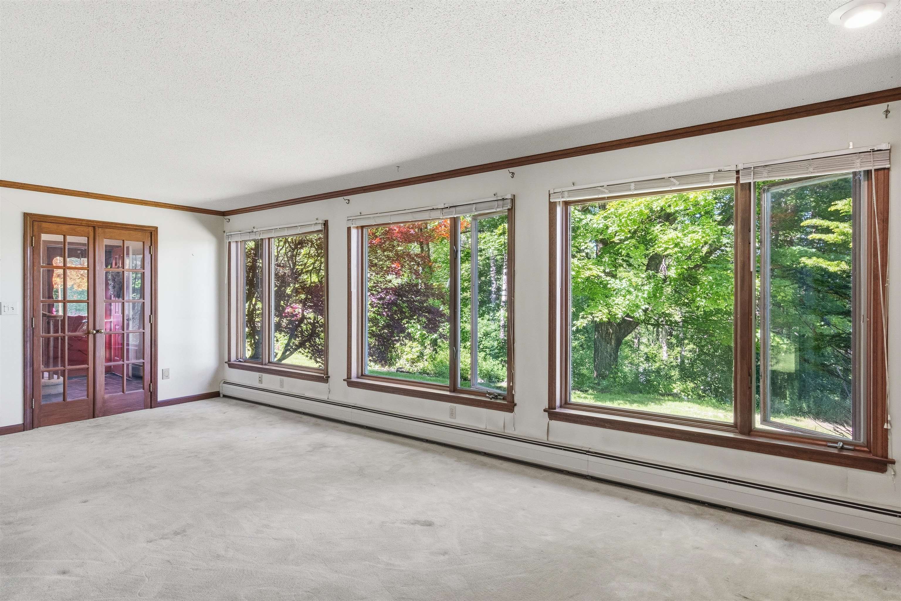 Living Room with wall of windows overlooking the Green Mountains 25498060