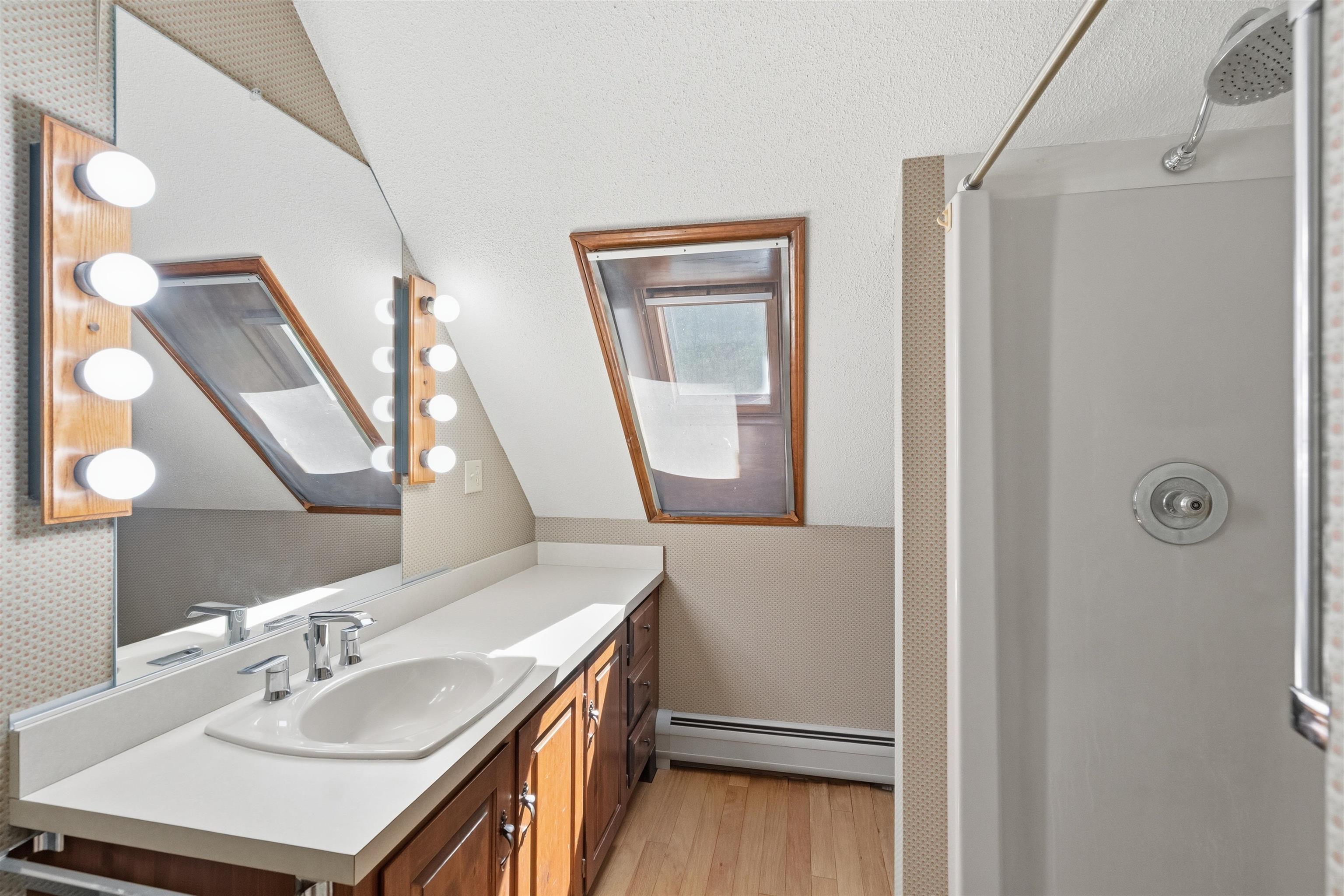 Second level bath 25498114
