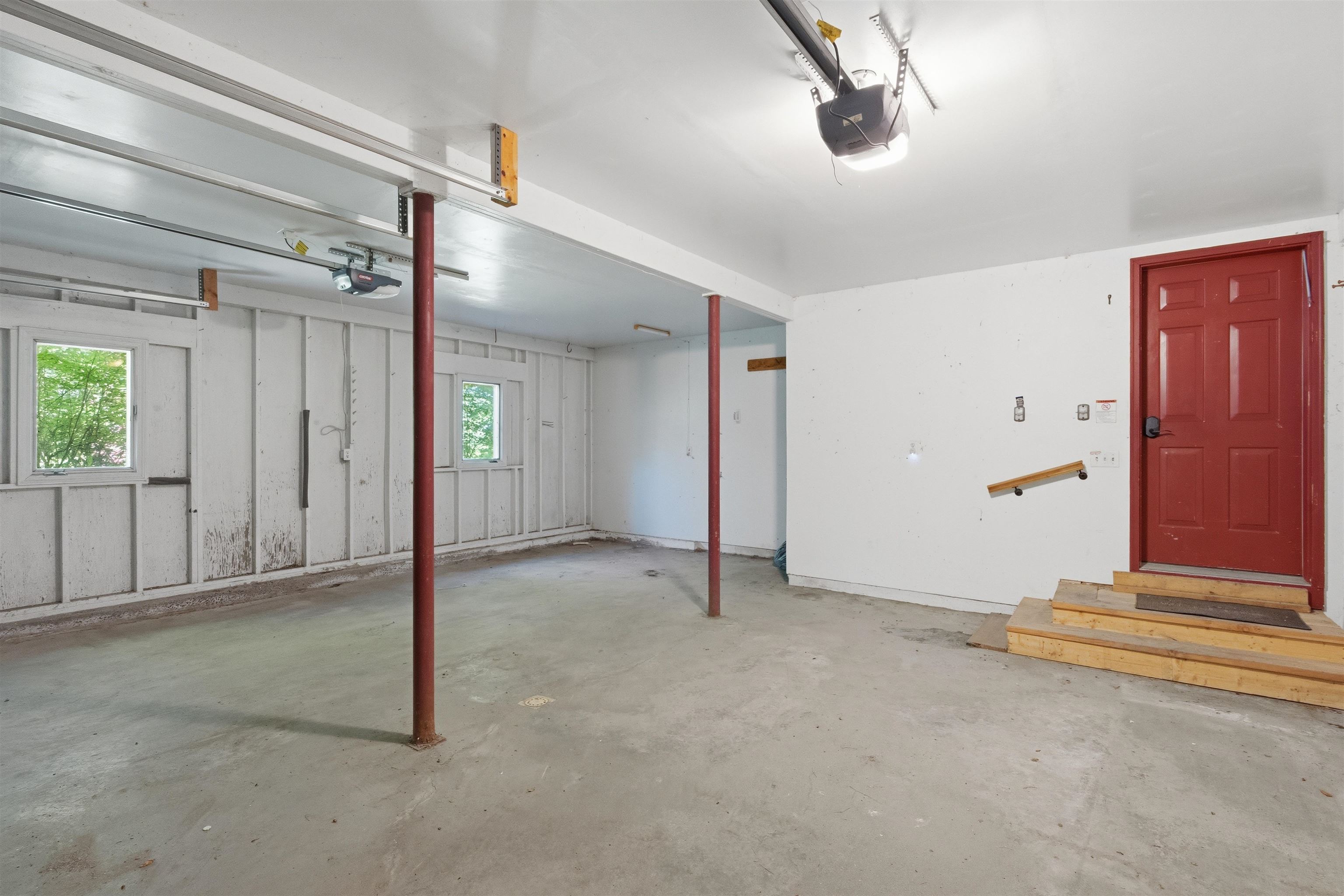 Garage with direct access, as well as access to the full basement 25498130