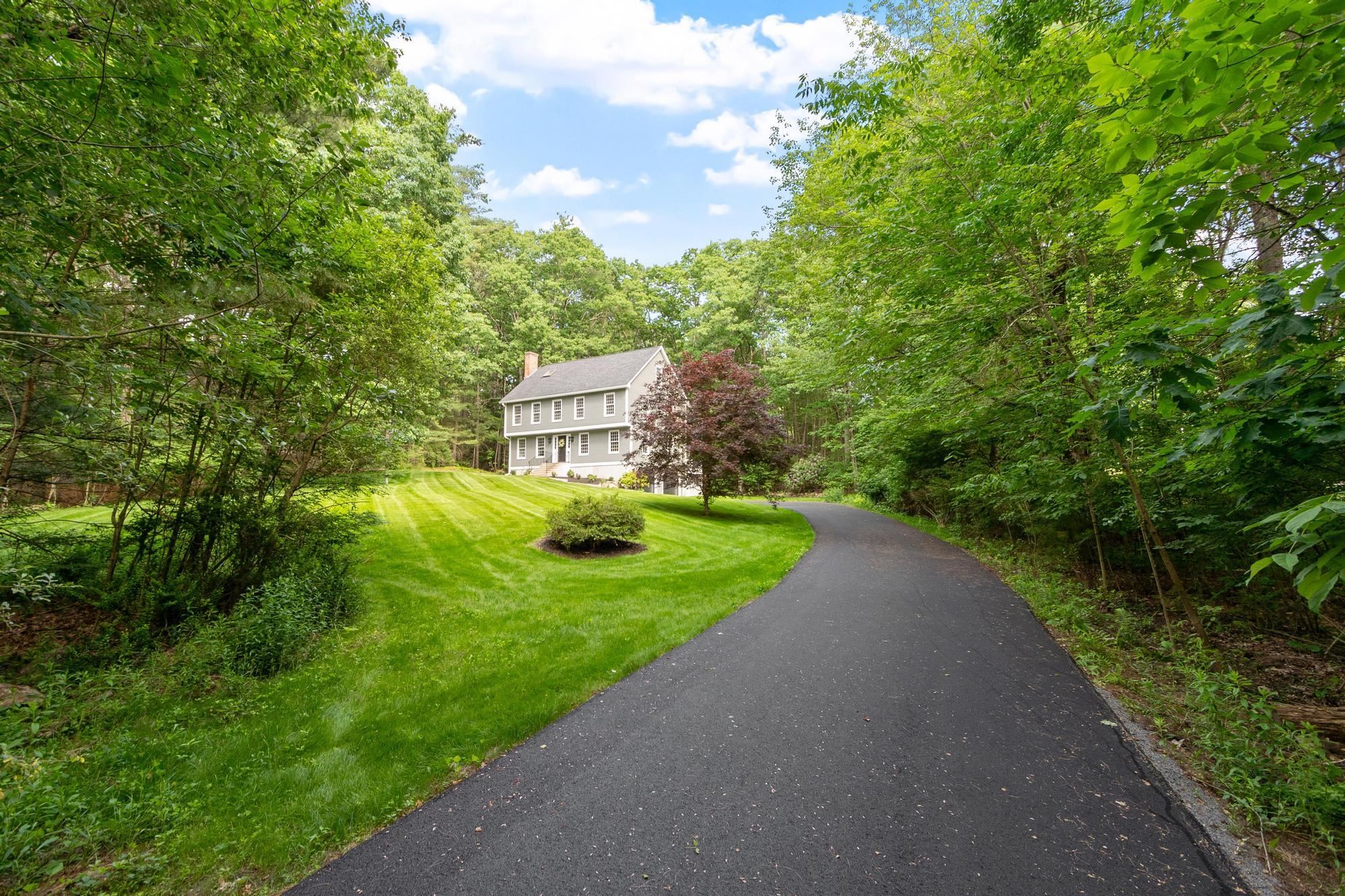6 Finch Cir, Londonderry, NH 03053