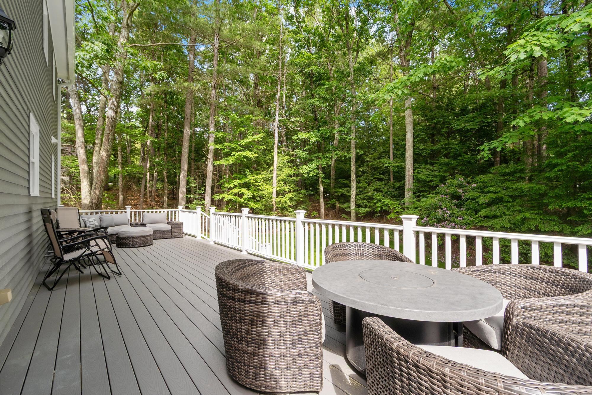 6 Finch Cir, Londonderry, NH 03053