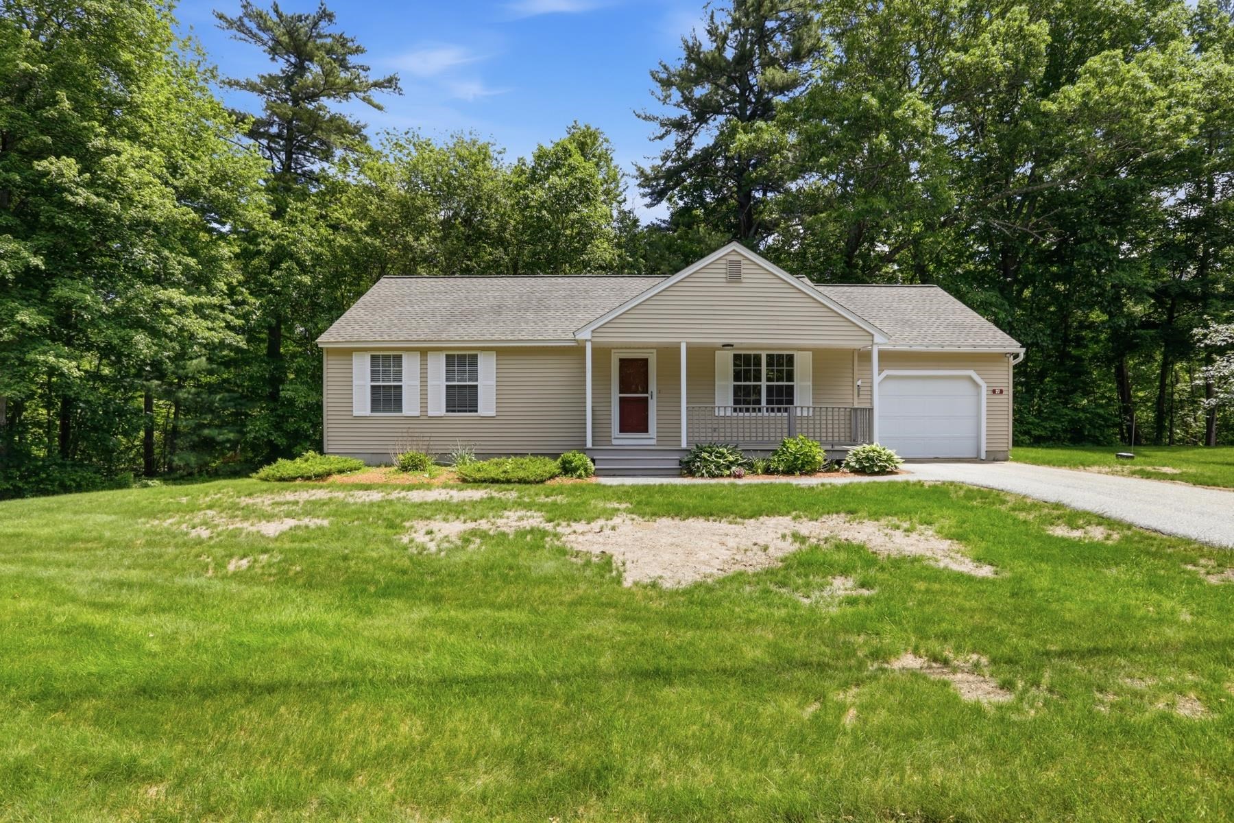 27 Saint John Ln, Hampstead, NH 03841