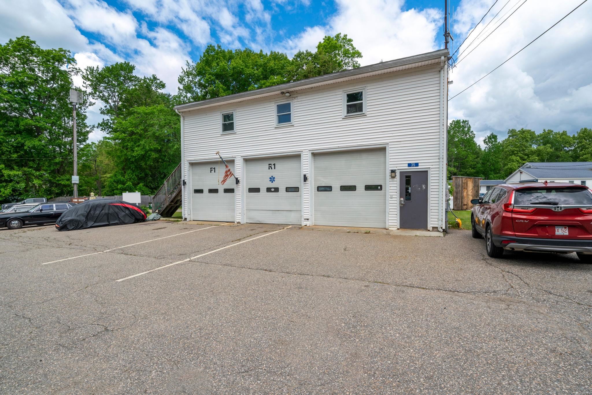 35 S Main St, Newton, NH 03858