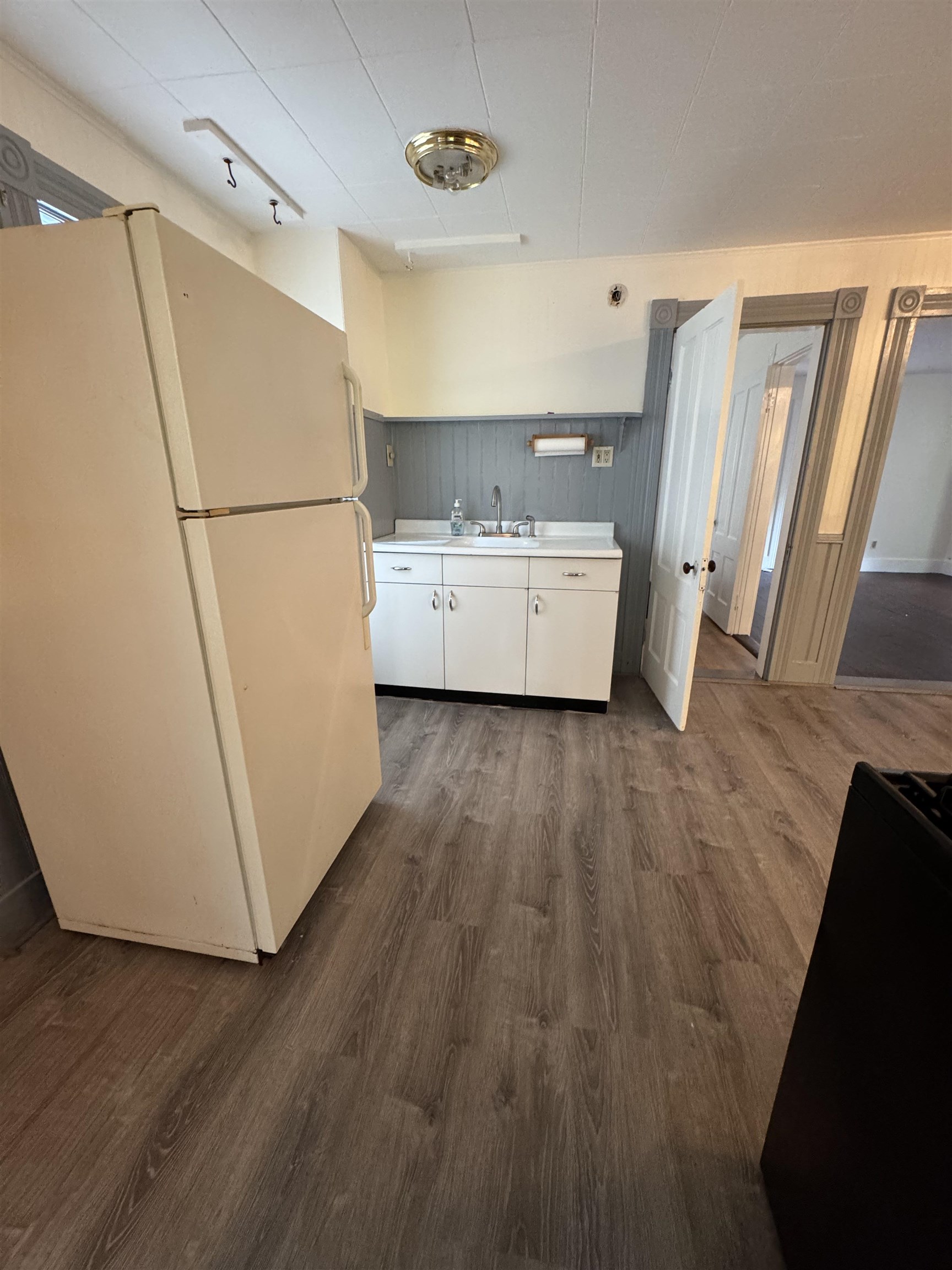 2nd floor kitchen 25511446