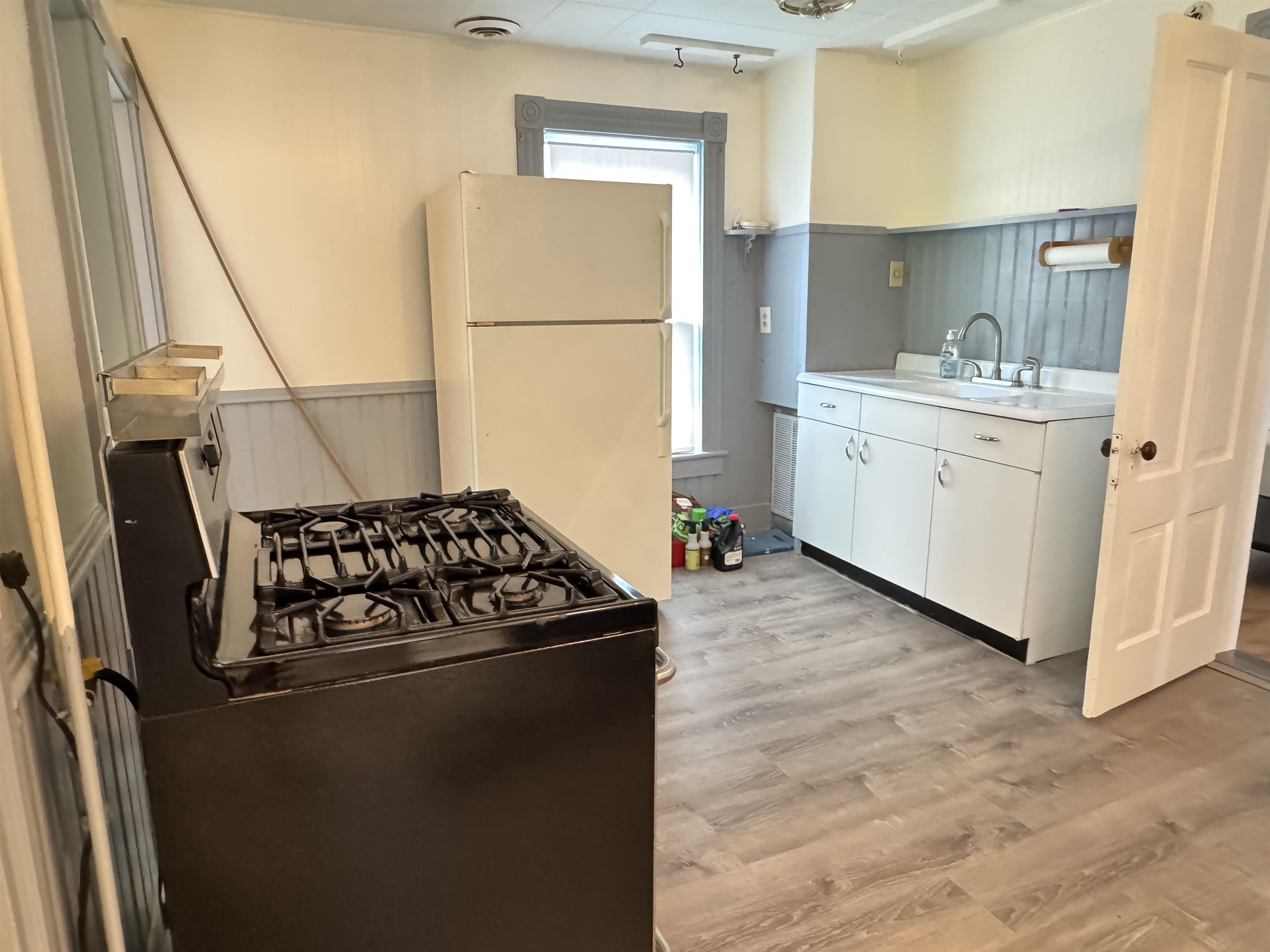2nd floor eat in kitchen 25511447