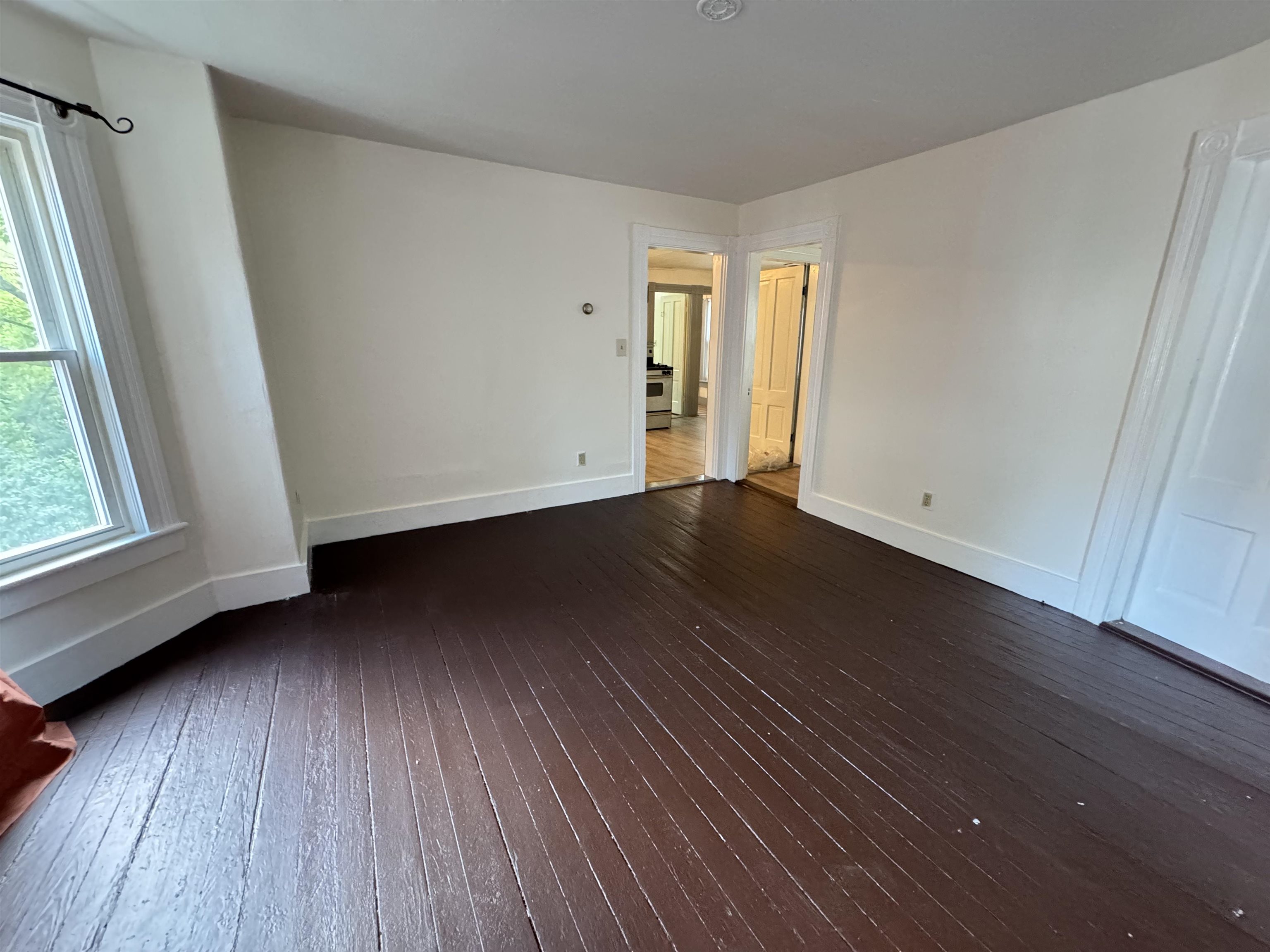 Large living room w/ bay window 2nd floor 25511453