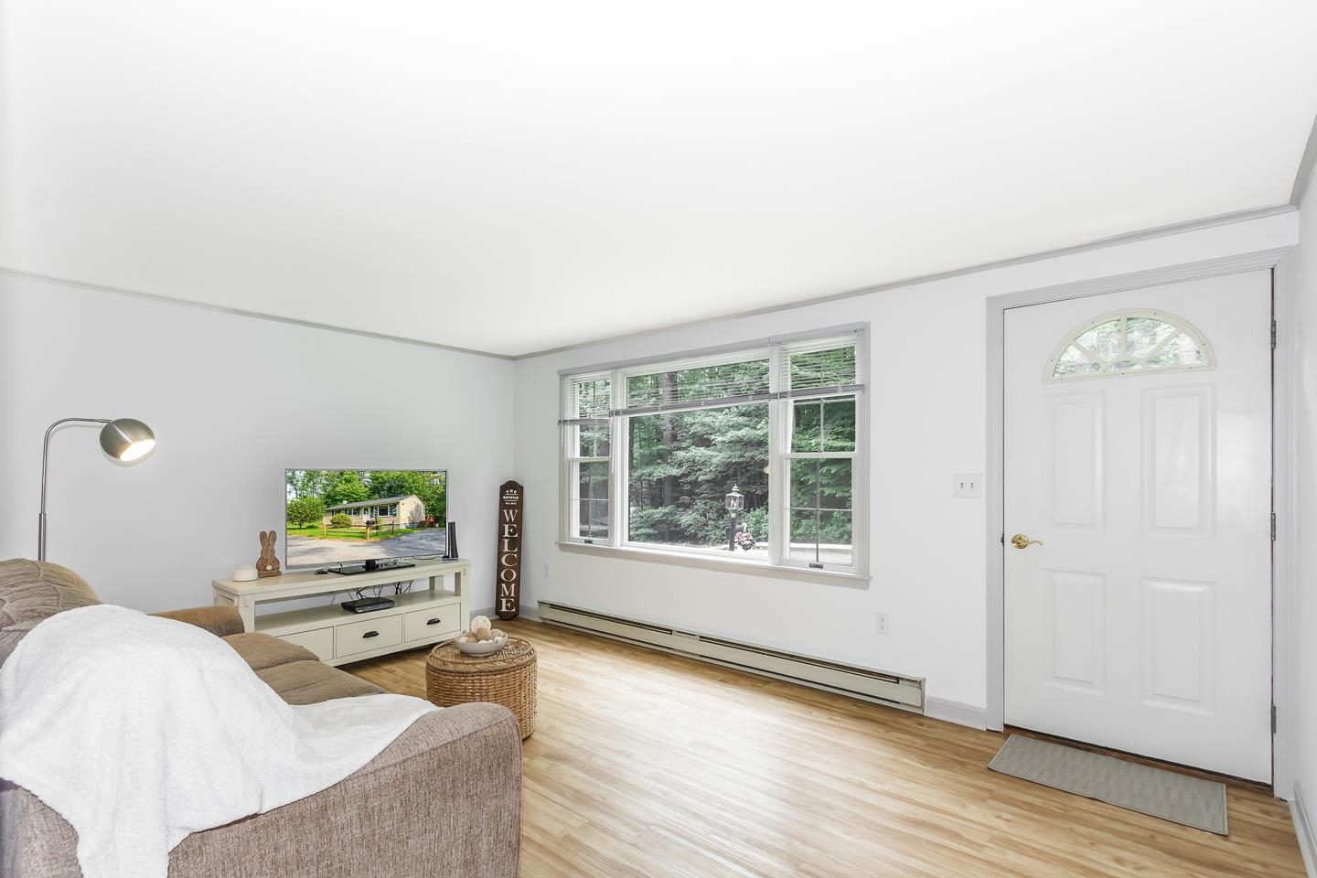 Updated interior including flooring 25512459