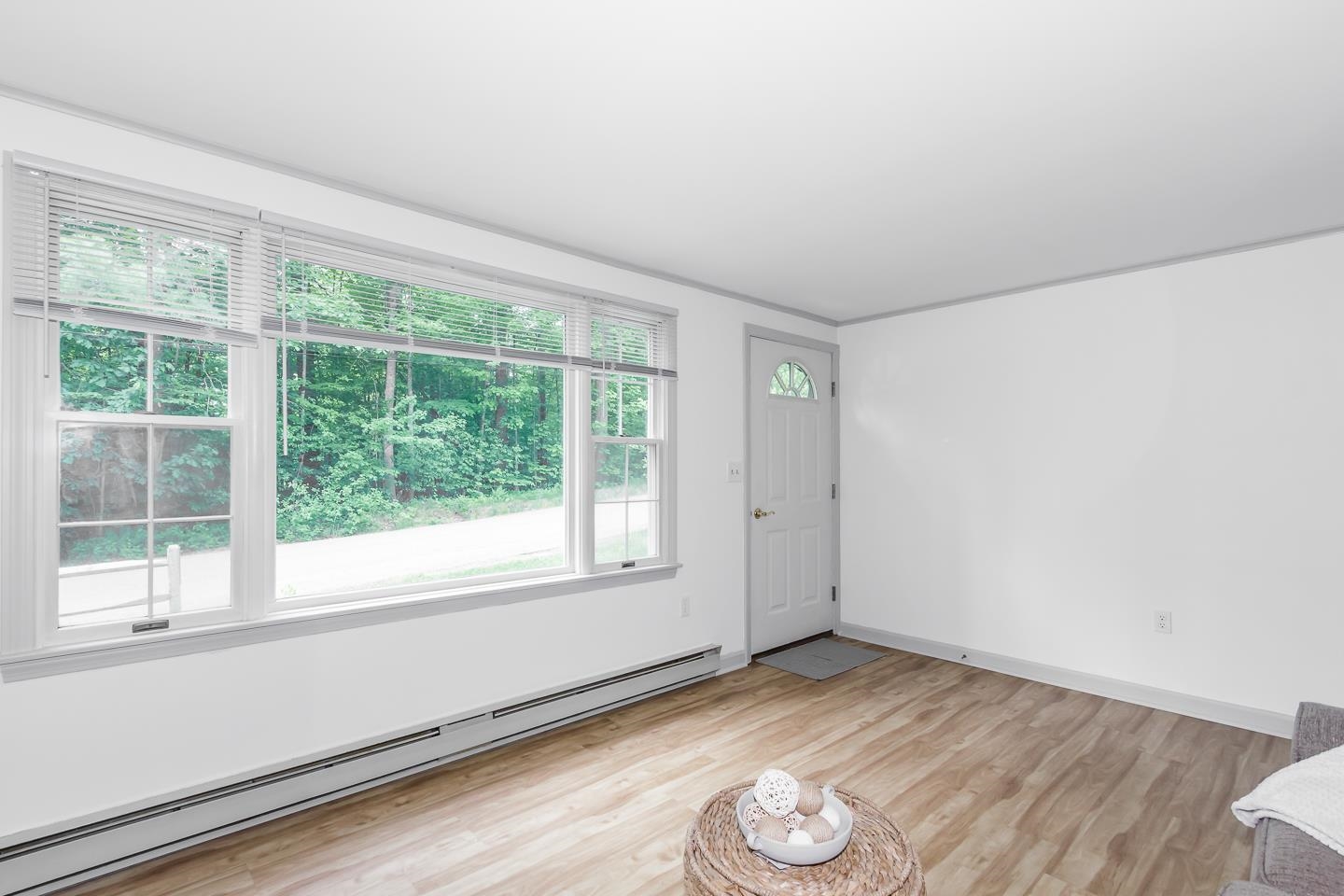 Lots of natural light! 25512475