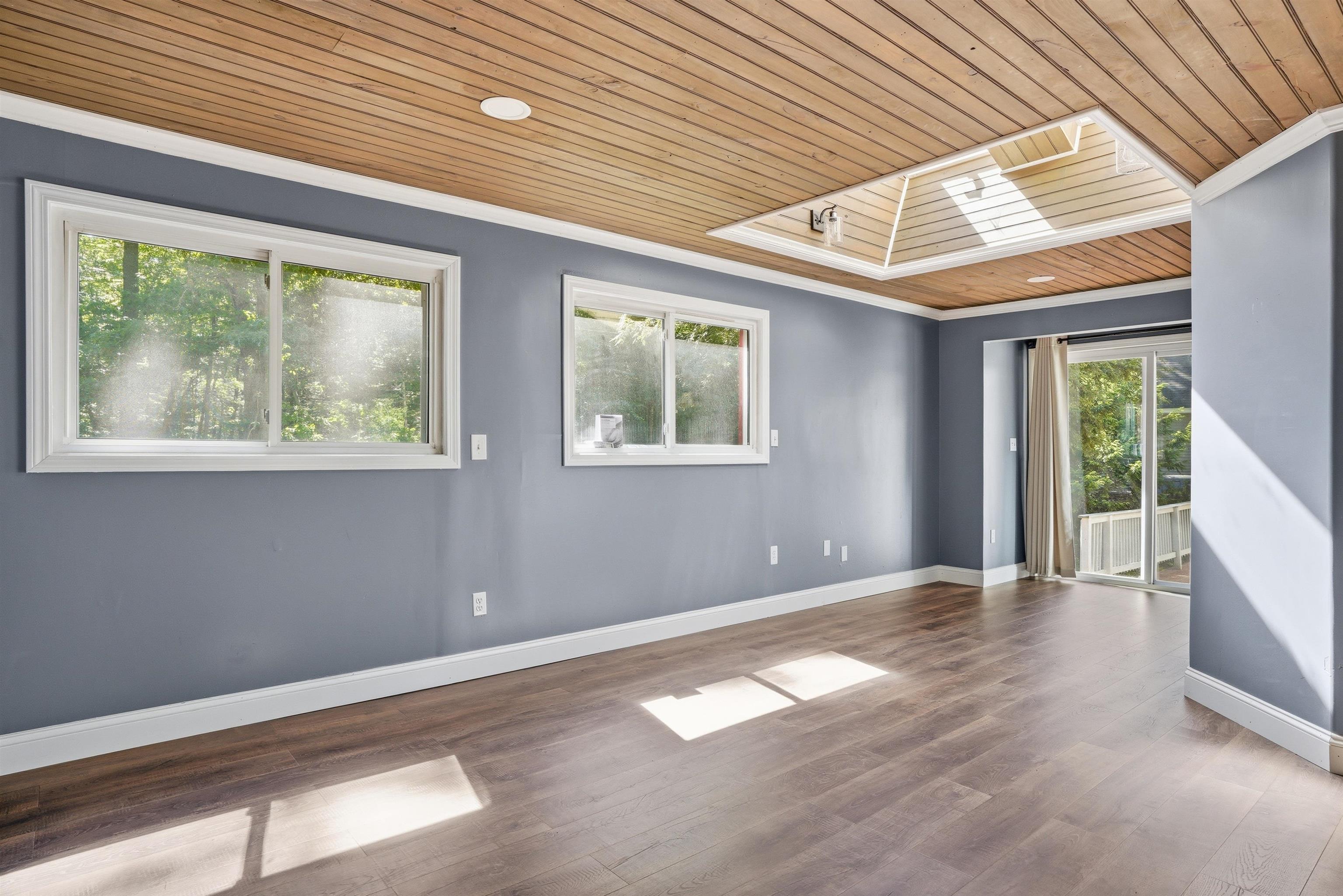73 Old Chester Rd, Derry, NH 03038