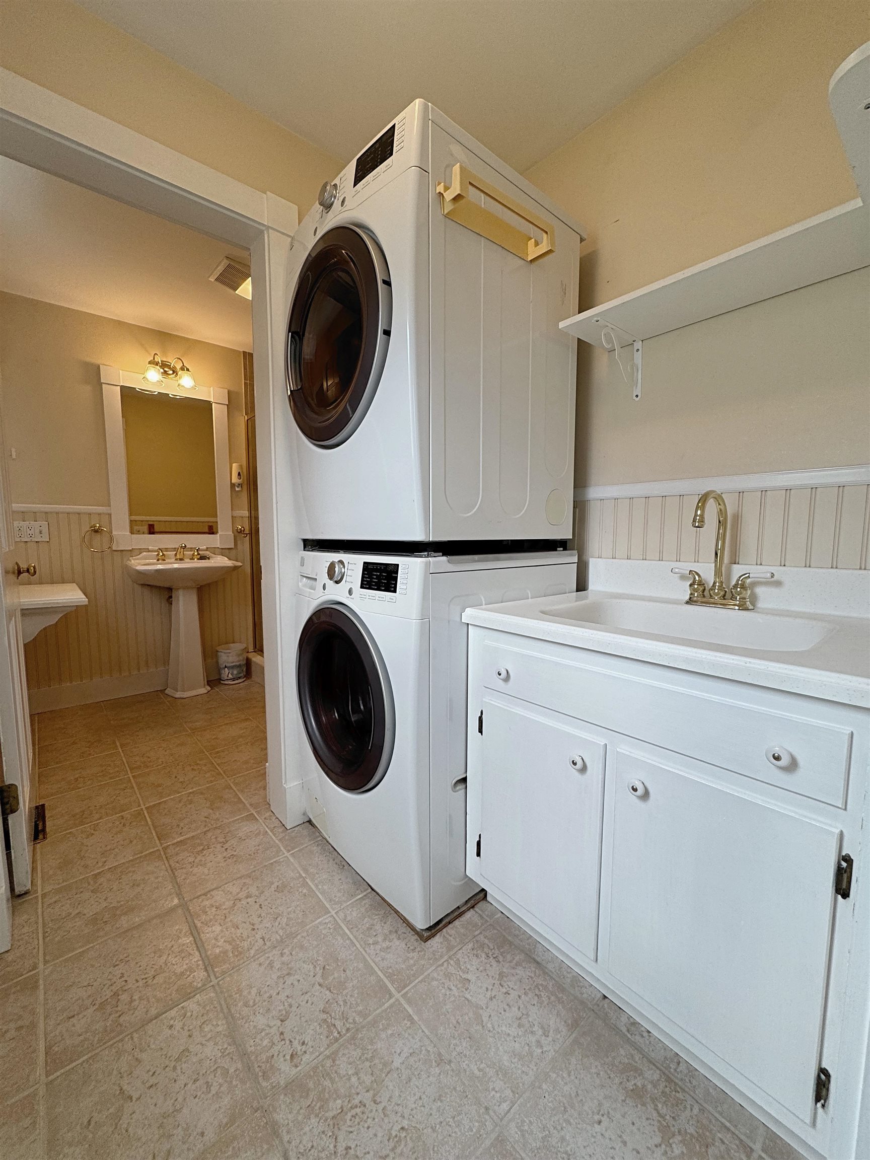 21 Henry St, Claremont, NH 03743