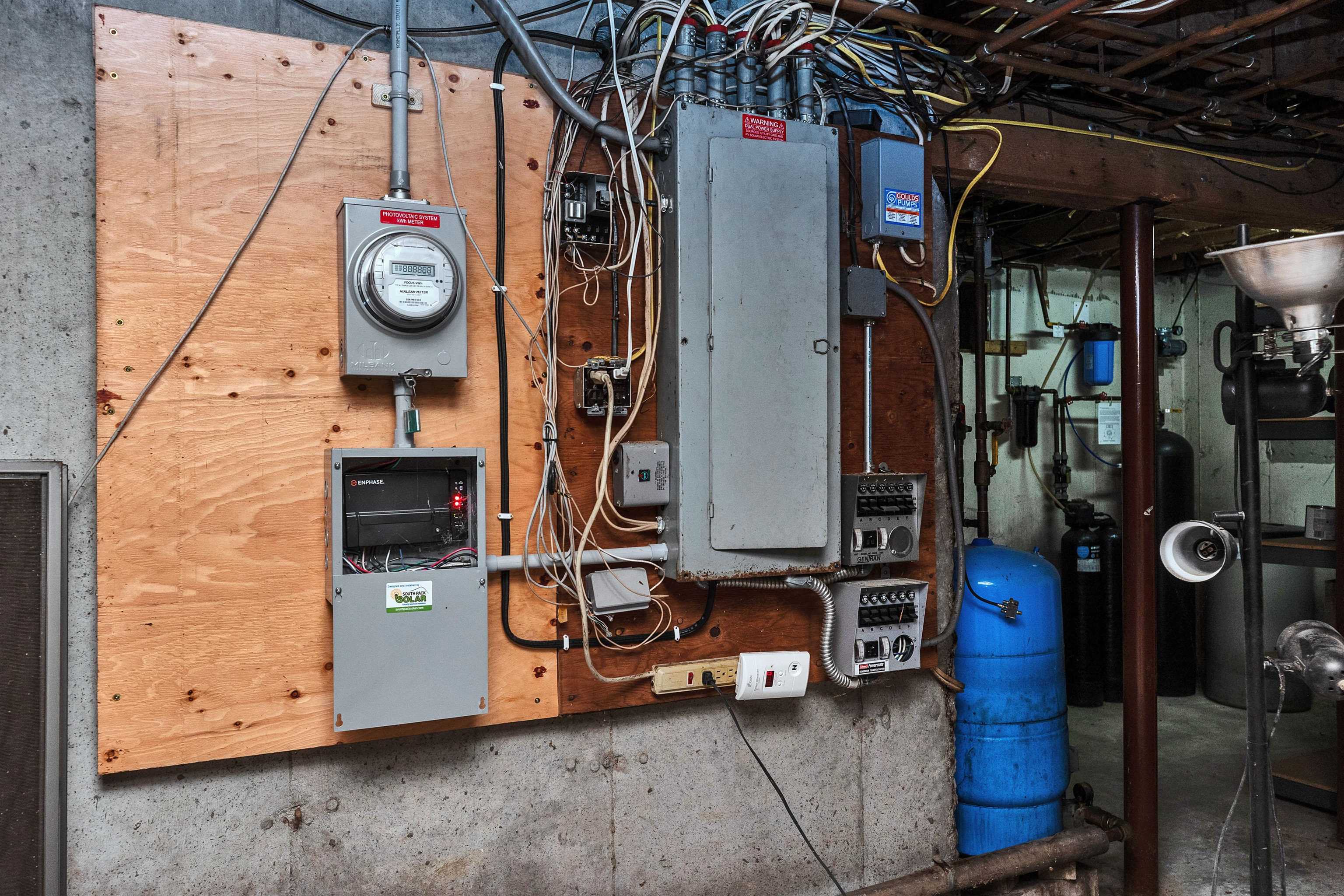 Electrical system with generator switch