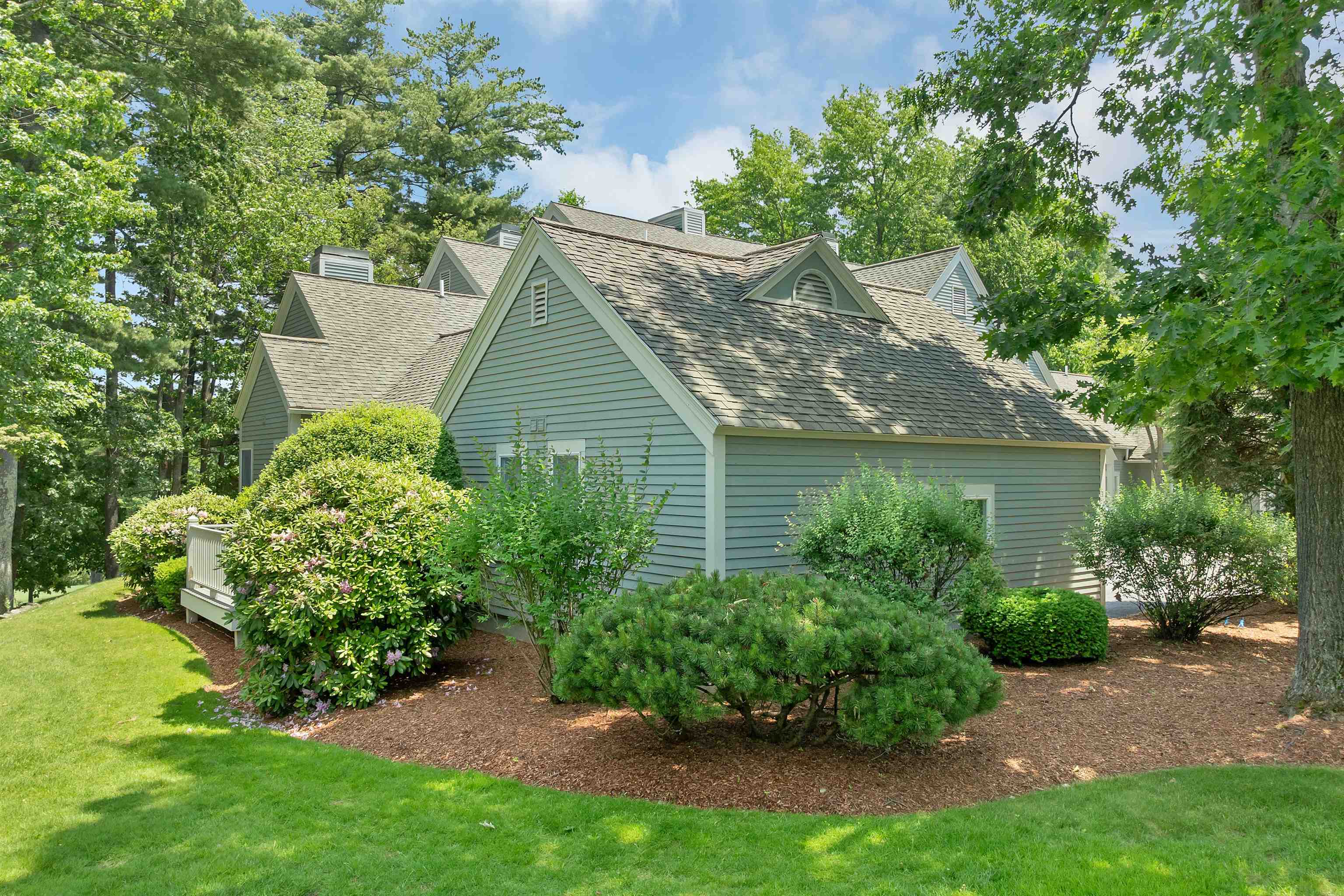 53 Hawthorne Village Rd, Nashua, NH 03062