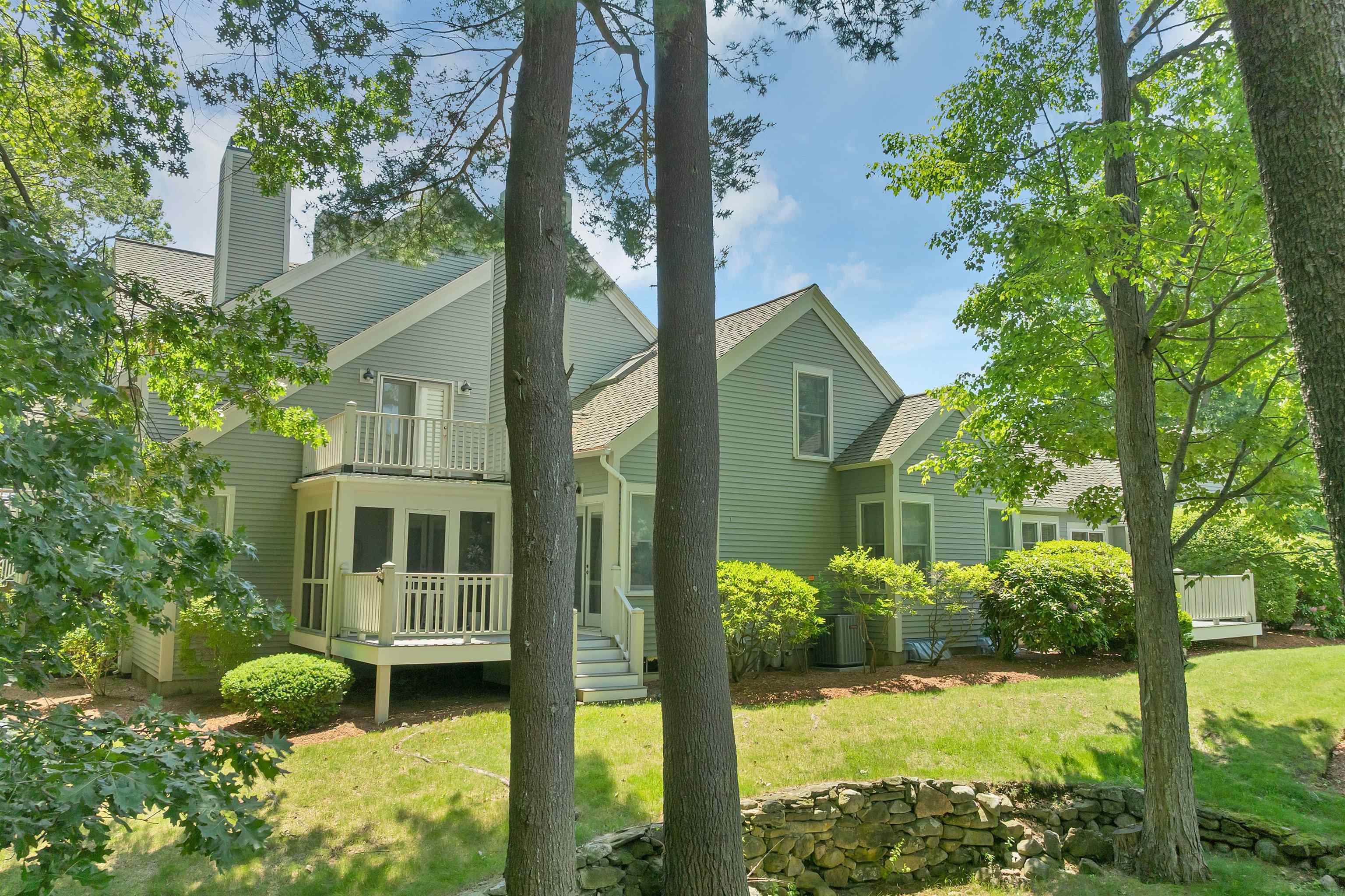 53 Hawthorne Village Rd, Nashua, NH 03062