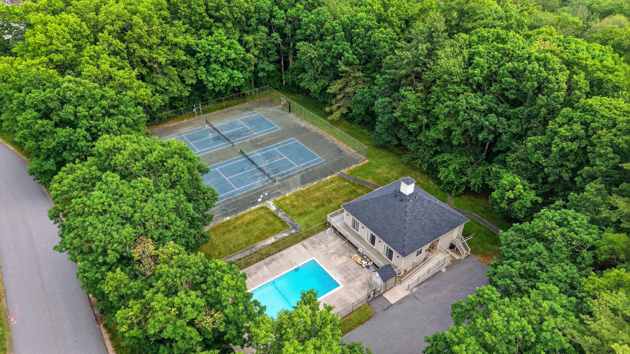 2 Winrow Dr, Merrimack, NH 03054