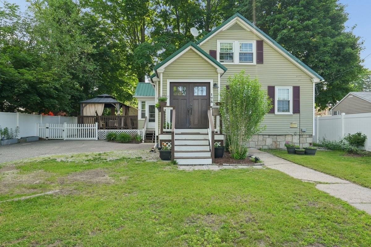 Manchester NH&nbsp;Home for sale $$425,000 $306 per sq.ft.