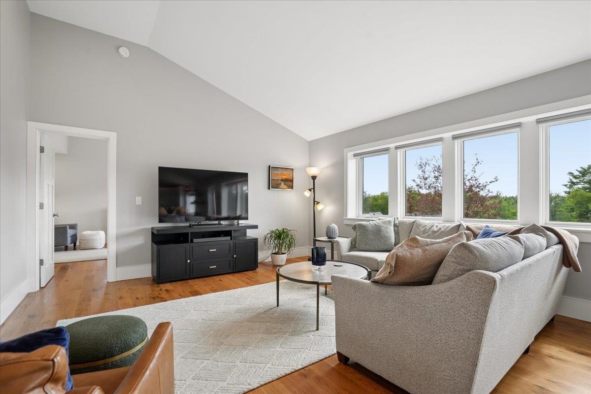 11 Wheeler Farm Rd, Bedford, NH 03110