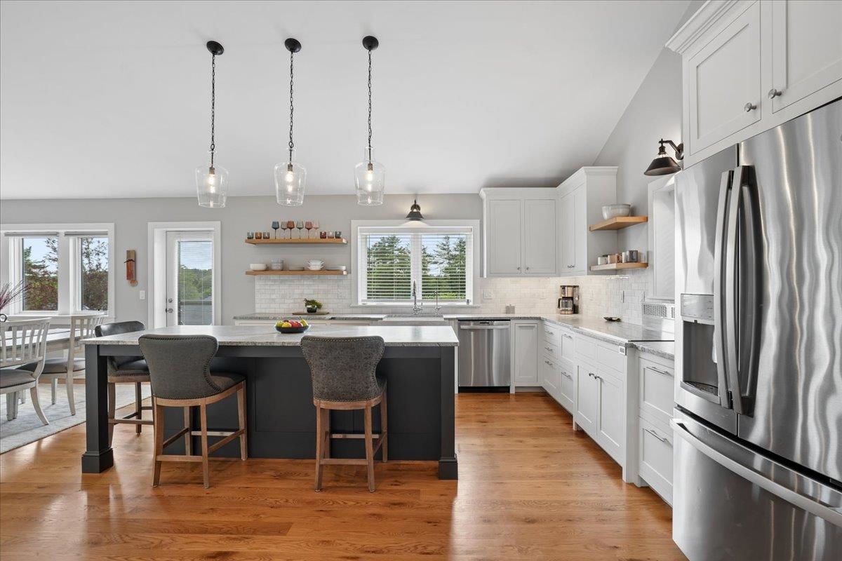 11 Wheeler Farm Rd, Bedford, NH 03110